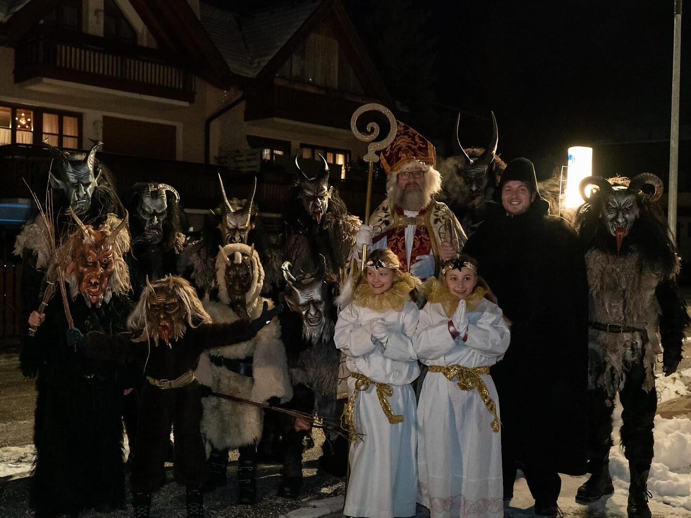 Nikolausumzug und Krampuslaufen mit den Höllensöhnen - Dolomitenregion 3 Zinnen - #1 - suedtirol.info