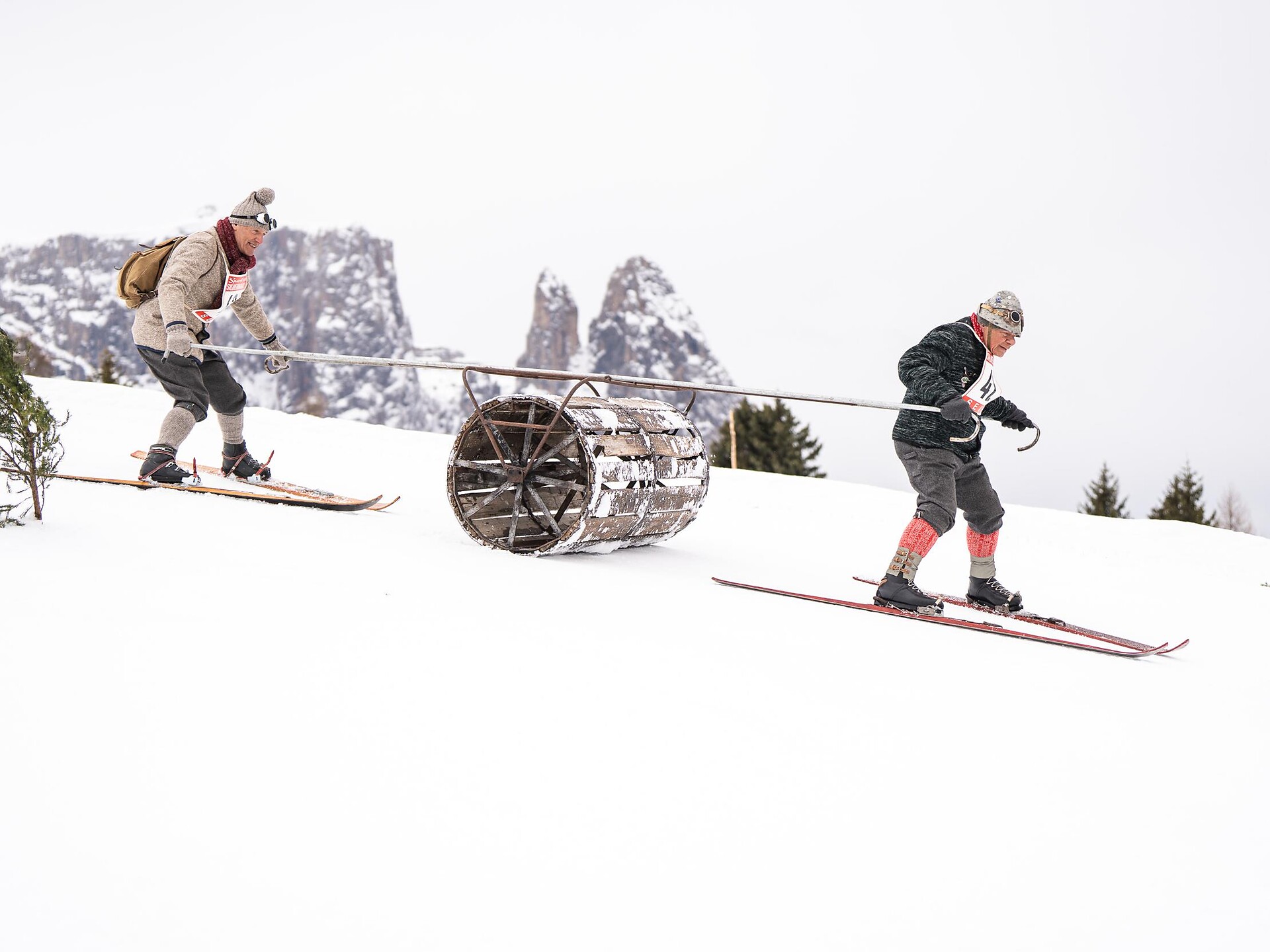 Spettacolo sciistico nostalgico - Regione dolomitica Alpe di Siusi - #1 - suedtirol.info