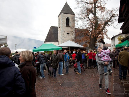 27h Chestnut Weeks: Market "Niglmarkt" Feldthurns/Velturno 2 suedtirol.info