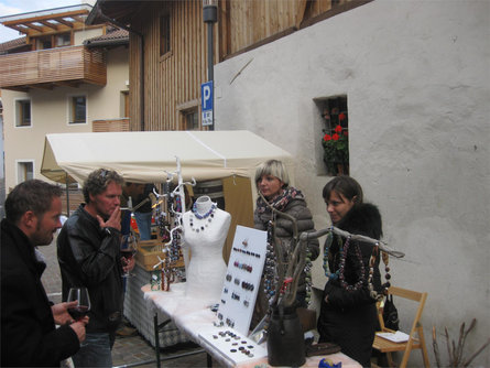 27h Chestnut Weeks: Market "Niglmarkt" Feldthurns/Velturno 3 suedtirol.info