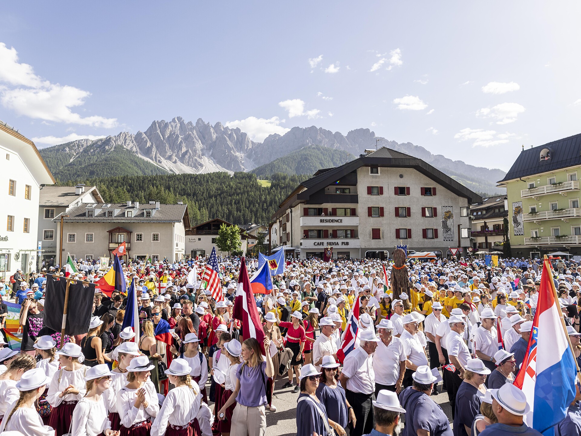 29th Alta Pust. Int. Choir Festival: Choirs Parade - Dolomites Region 3 Zinnen - #2 - suedtirol.info