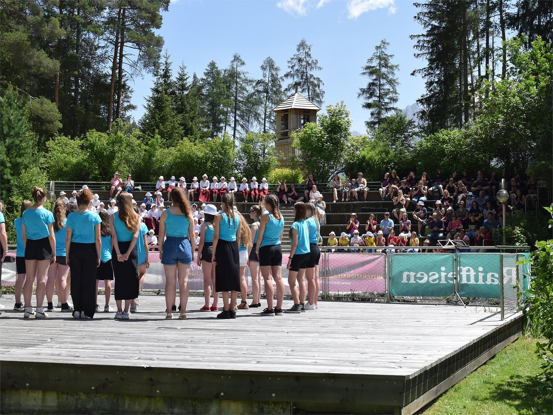 28° Alta Pusteria Int. Choir Festival: concerto nel "Kurpark" Villabassa 3 suedtirol.info