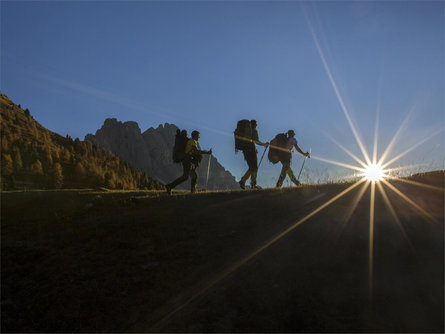 Verso il sole - escursione al sorgere del sole nelle Dolomiti Funes 2 suedtirol.info