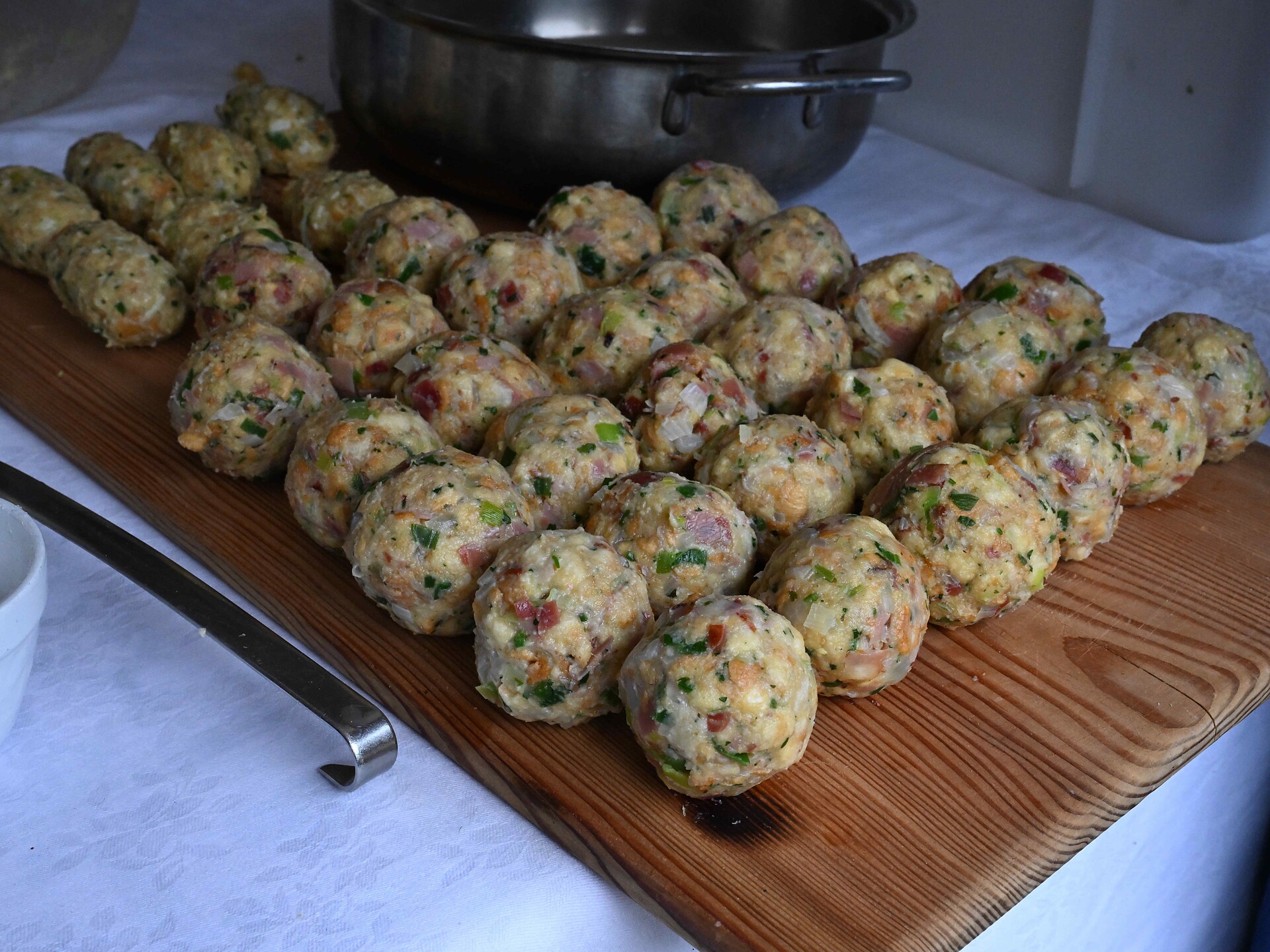 Un’esperienza culinaria "tonda" - Preparare i canederli originali altoatesini Racines 2 suedtirol.info