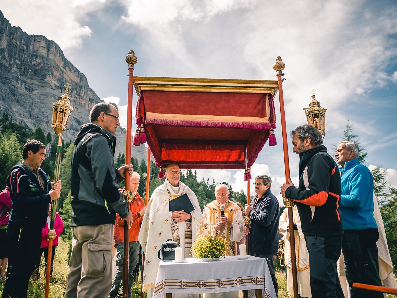 Prozesciun-Processione in onore dei Santi Arcangeli Michele, Gabriele e Raffaele Badia 2 suedtirol.info