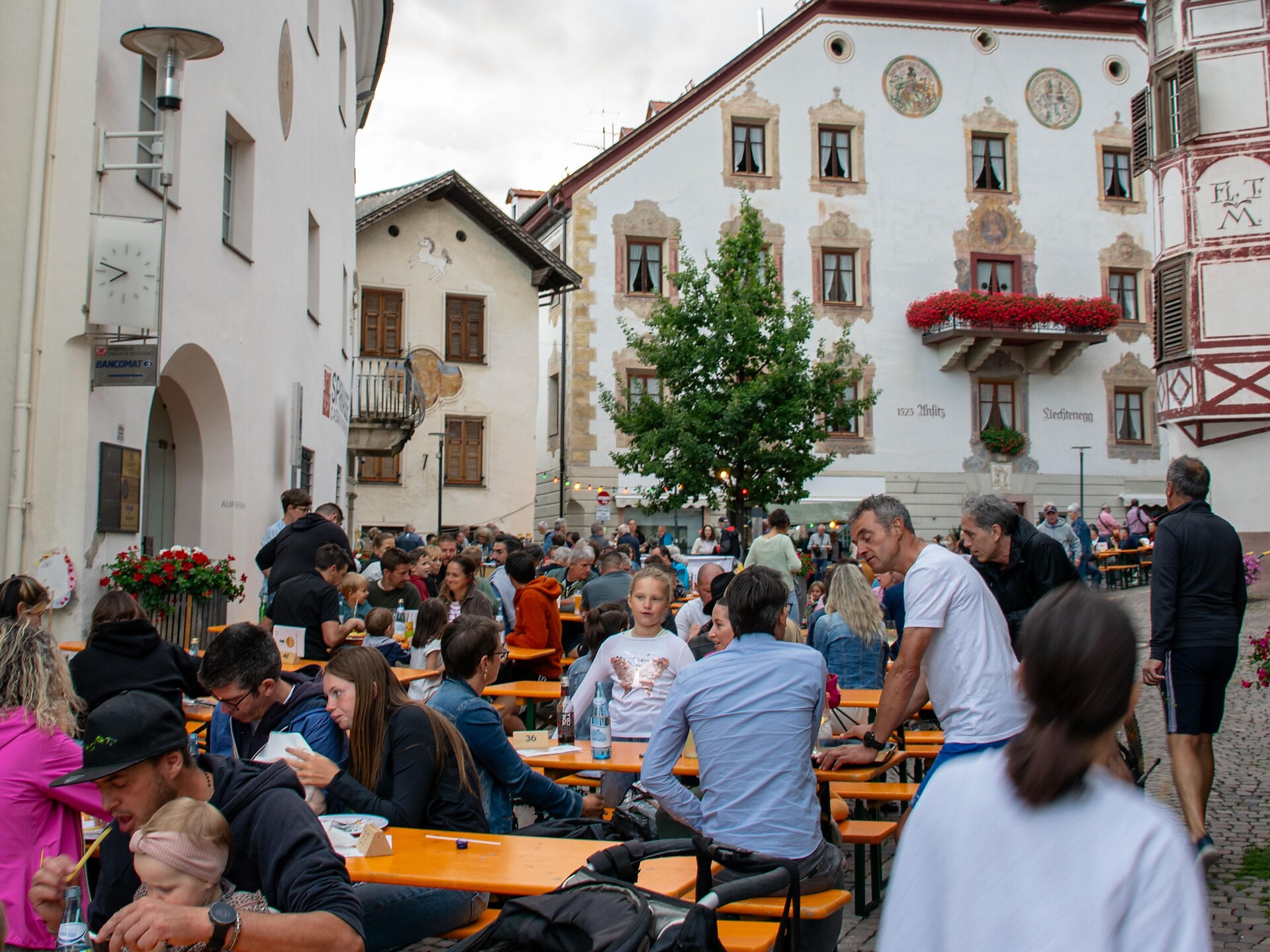 Proiezione pubblica dei Mondiali 2026 nella piazza principale di Malles - Val Venosta - #1 - suedtirol.info