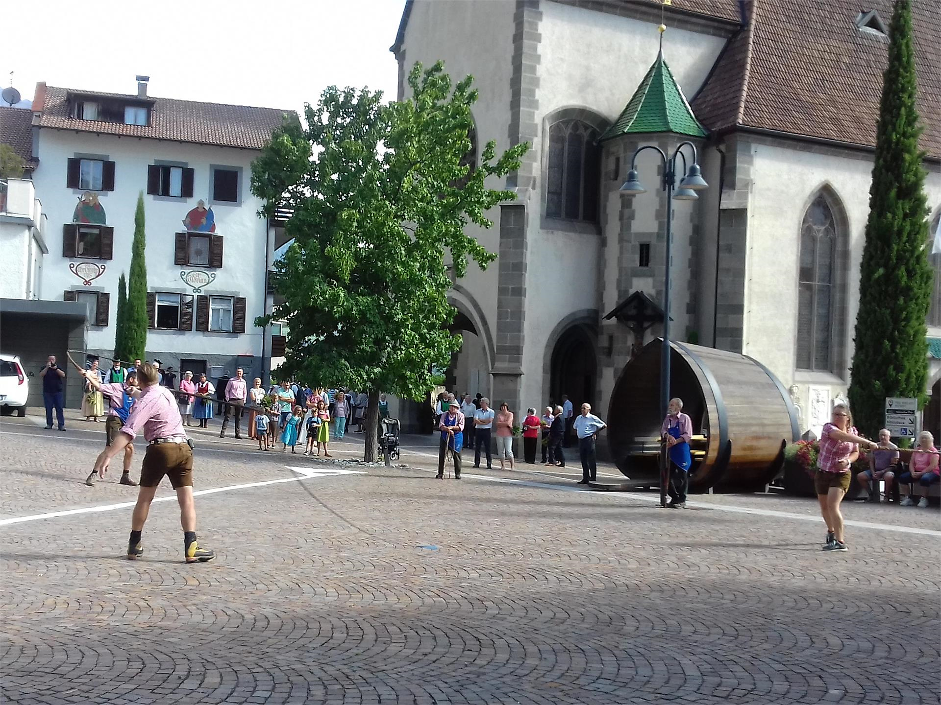 Domenica di Pentecoste con i "Weisenbläser" e i schioccatori di frusta Marlengo 2 suedtirol.info