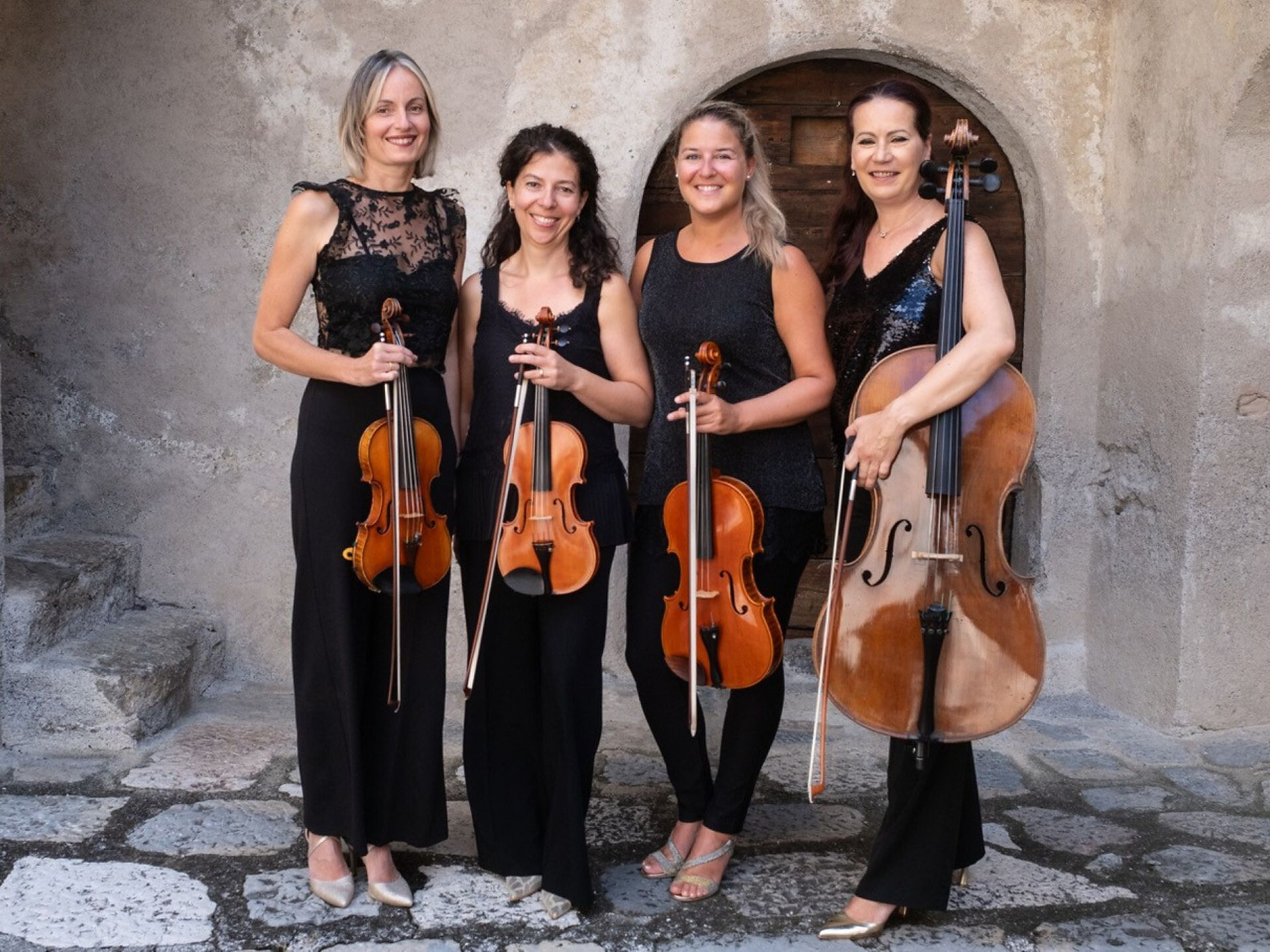 Mercatino di Natale Polvere di Stelle - Concerto di San Silvest Ladies in Dress - Merano e dintorni - #1 - suedtirol.info