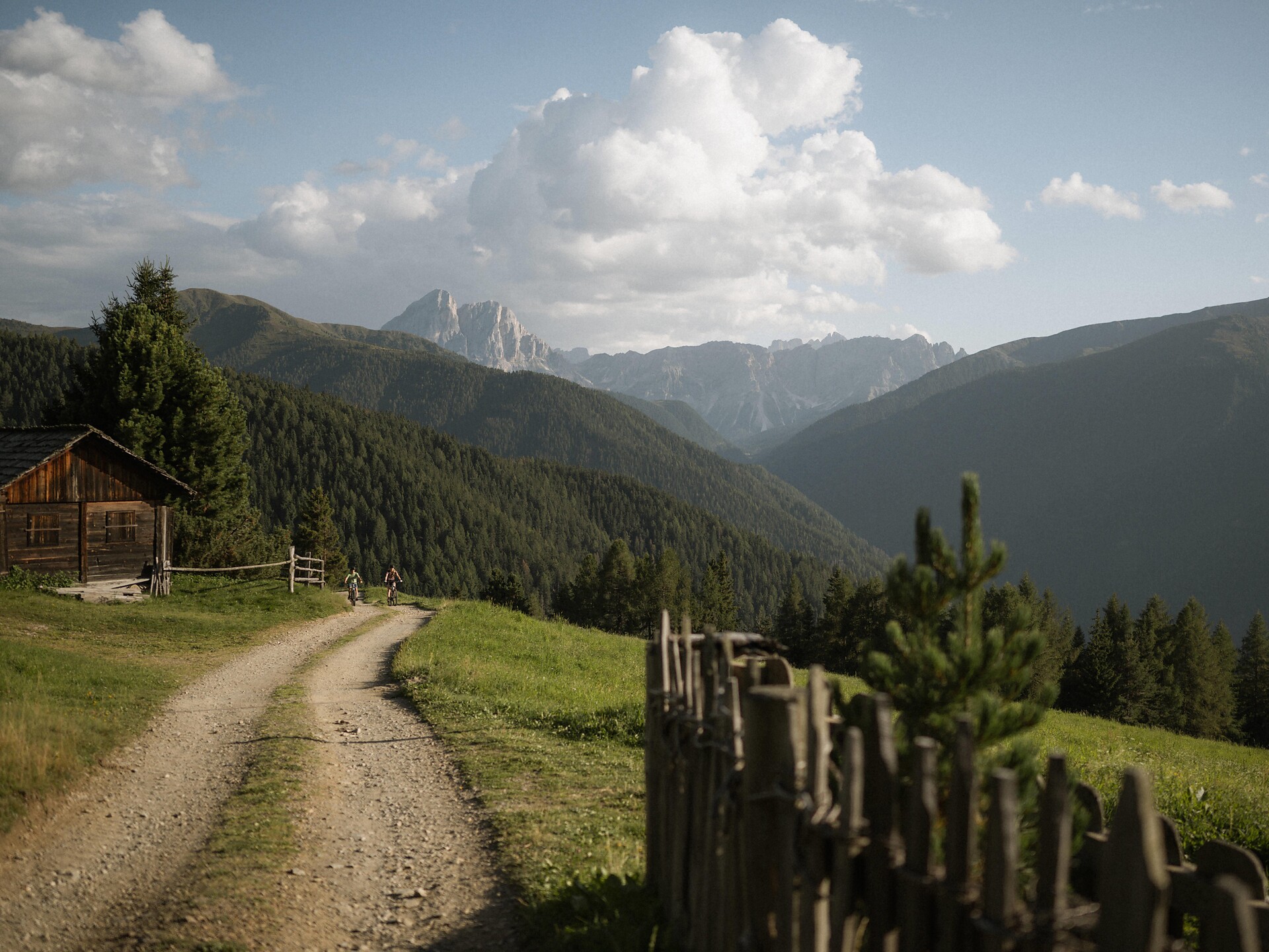Slow Bike: In e-bike lungo il lato soleggiato di Luson - Regione dolomitica Luson Val di Funes - #1 - suedtirol.info