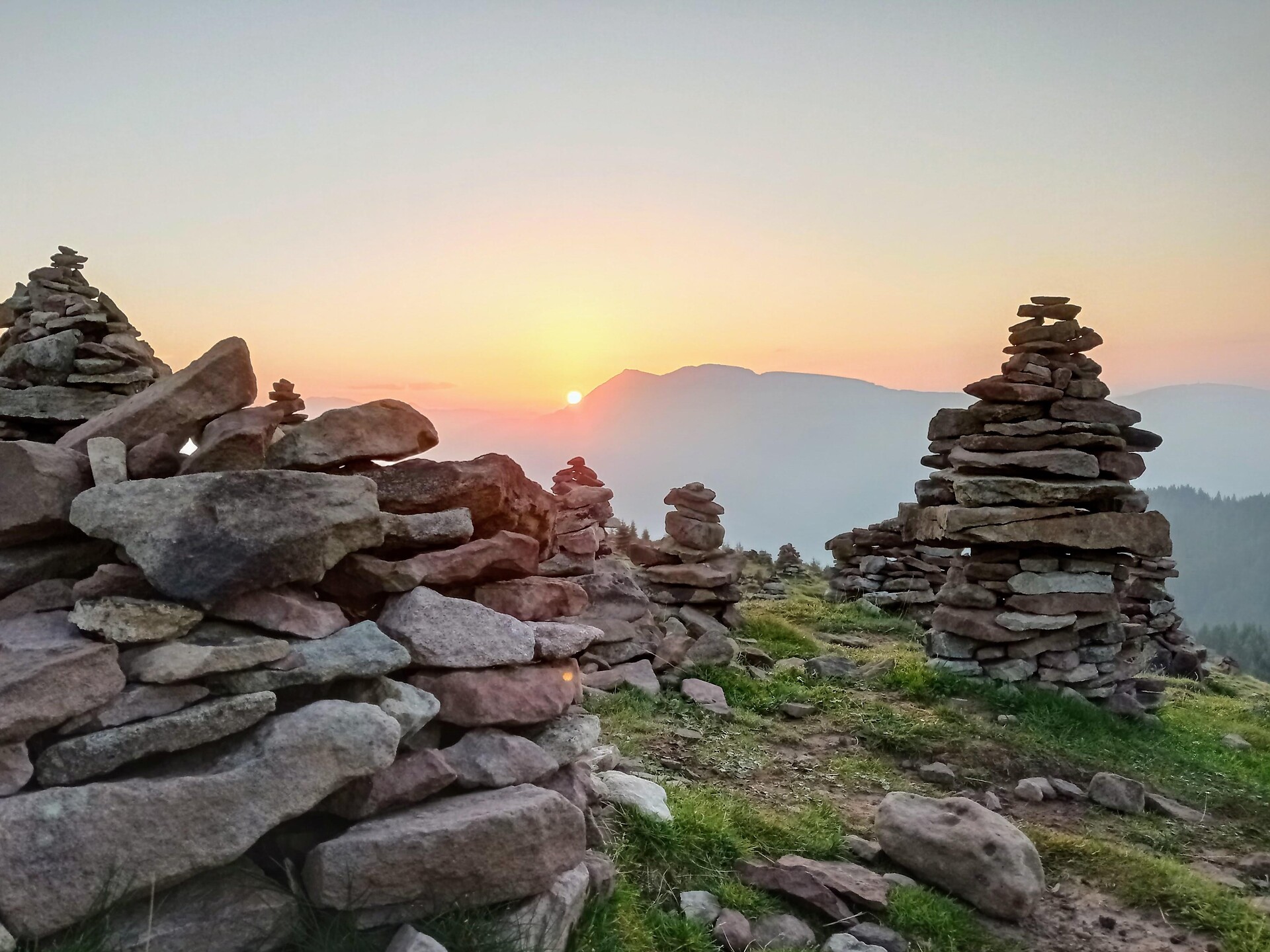Escursione all'alba agli omini di pietra “Stoanernen Mandln“ con colazione Avelengo 3 suedtirol.info