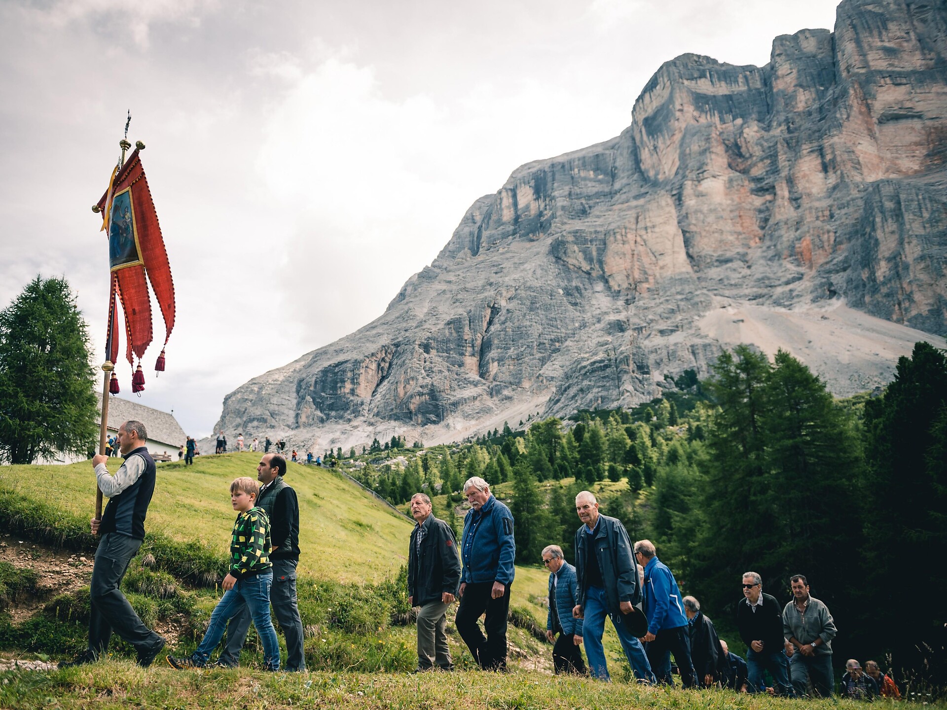 San Berto - Prozession zu Ehren des Heiligen Bartholomäus Badia 1 suedtirol.info