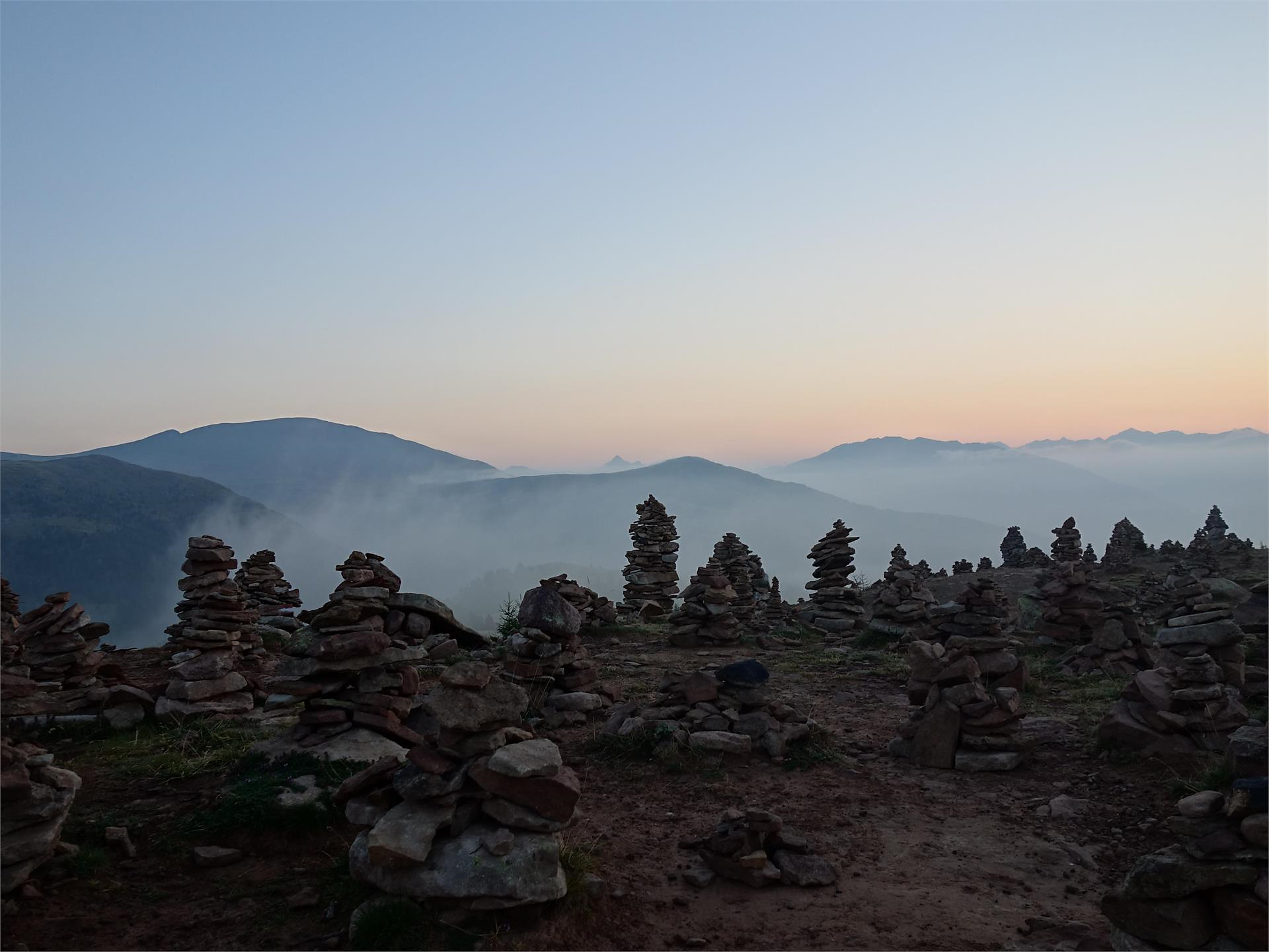Sonnenaufgangswanderung zu den Stoanernen Mandln - Am Puls der Natur - Meran und Umgebung - #1 - suedtirol.info