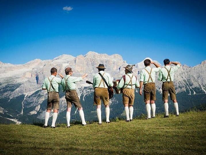 Sonns y tradiziuns - Folk evening Badia 2 suedtirol.info