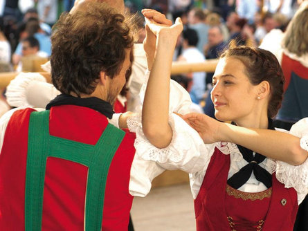 Traditional festival in Ehrenburg/Casteldarne Kiens/Chienes 2 suedtirol.info