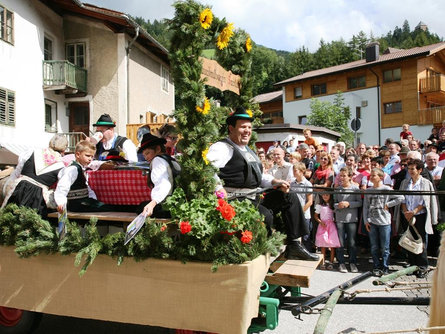 Mundane celebration "Sarner Kirchtag" Sarntal/Sarentino 1 suedtirol.info