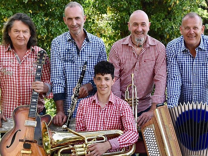 Summer evening with live music at Schenna Schenna/Scena 1 suedtirol.info