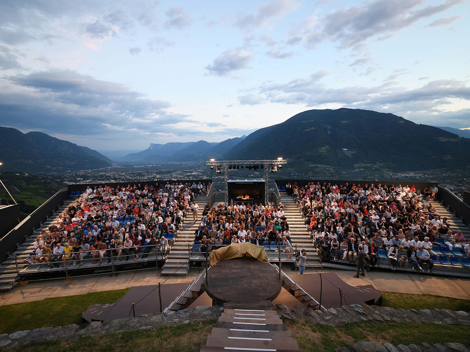 Schlossfestspiele Dorf Tirol: Lysistrata Tirol 2 suedtirol.info