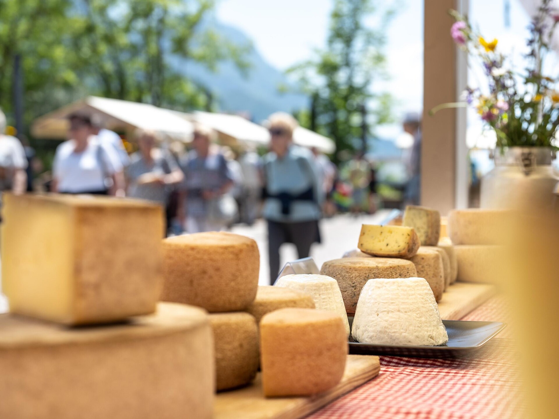 Mercatino di Scena/Schenna in Piazza Raiffeisen Scena 2 suedtirol.info
