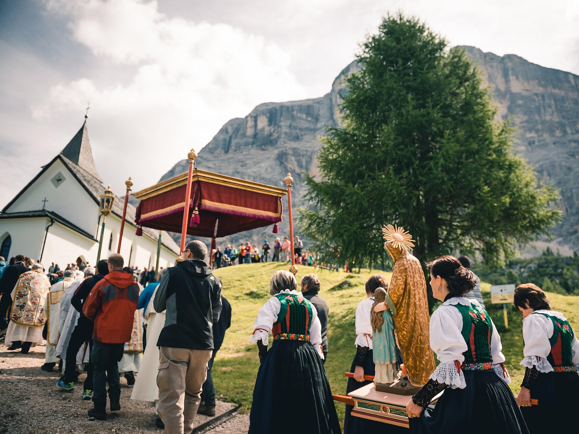 Sant'Ana - Prozession zu Ehren der Heiligen Anna Badia 1 suedtirol.info