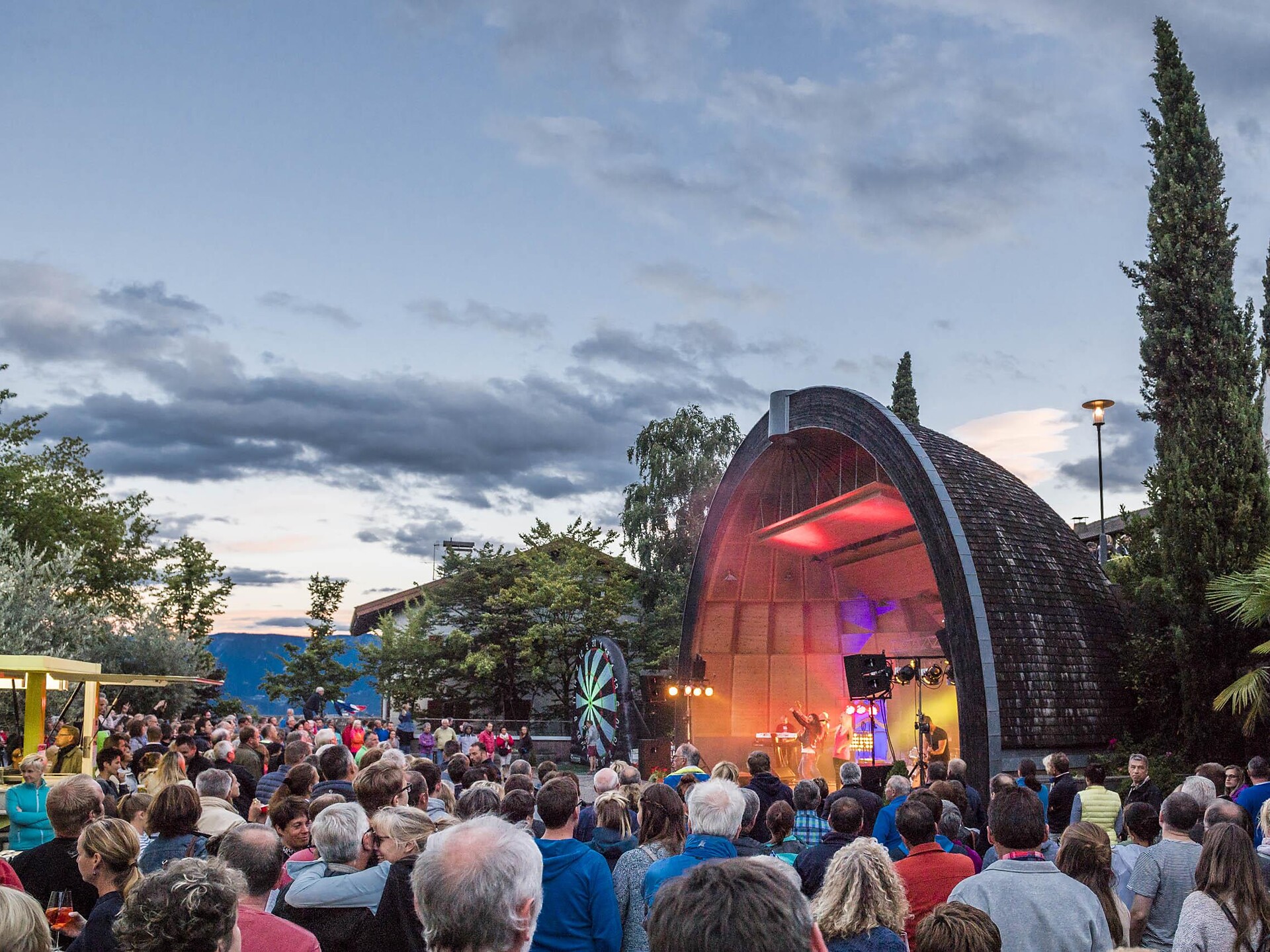 Serata d'estate con il gruppo "Abba" a Scena Scena 3 suedtirol.info