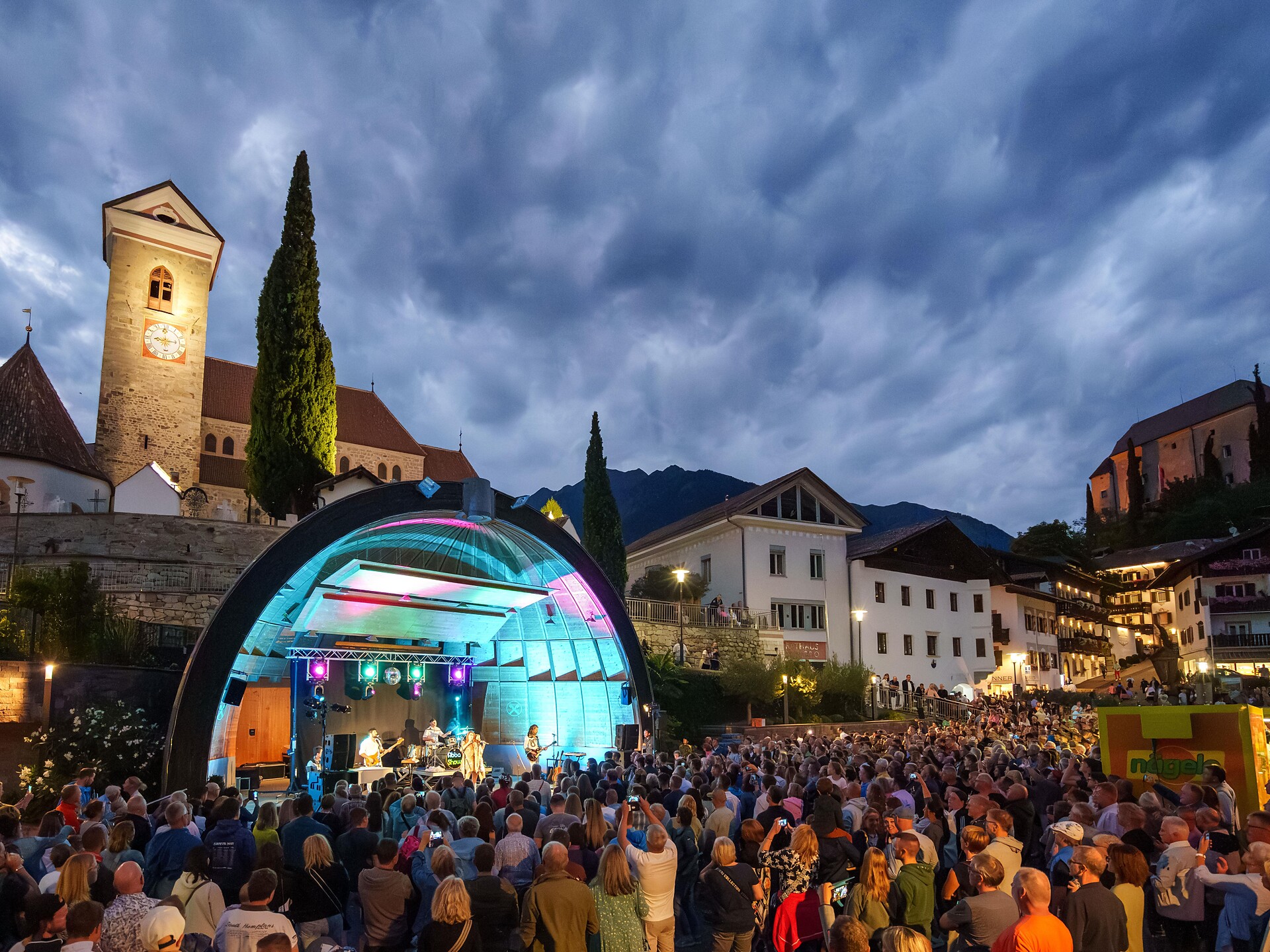 Serata d'estate con il gruppo "Abba" a Scena Scena 2 suedtirol.info