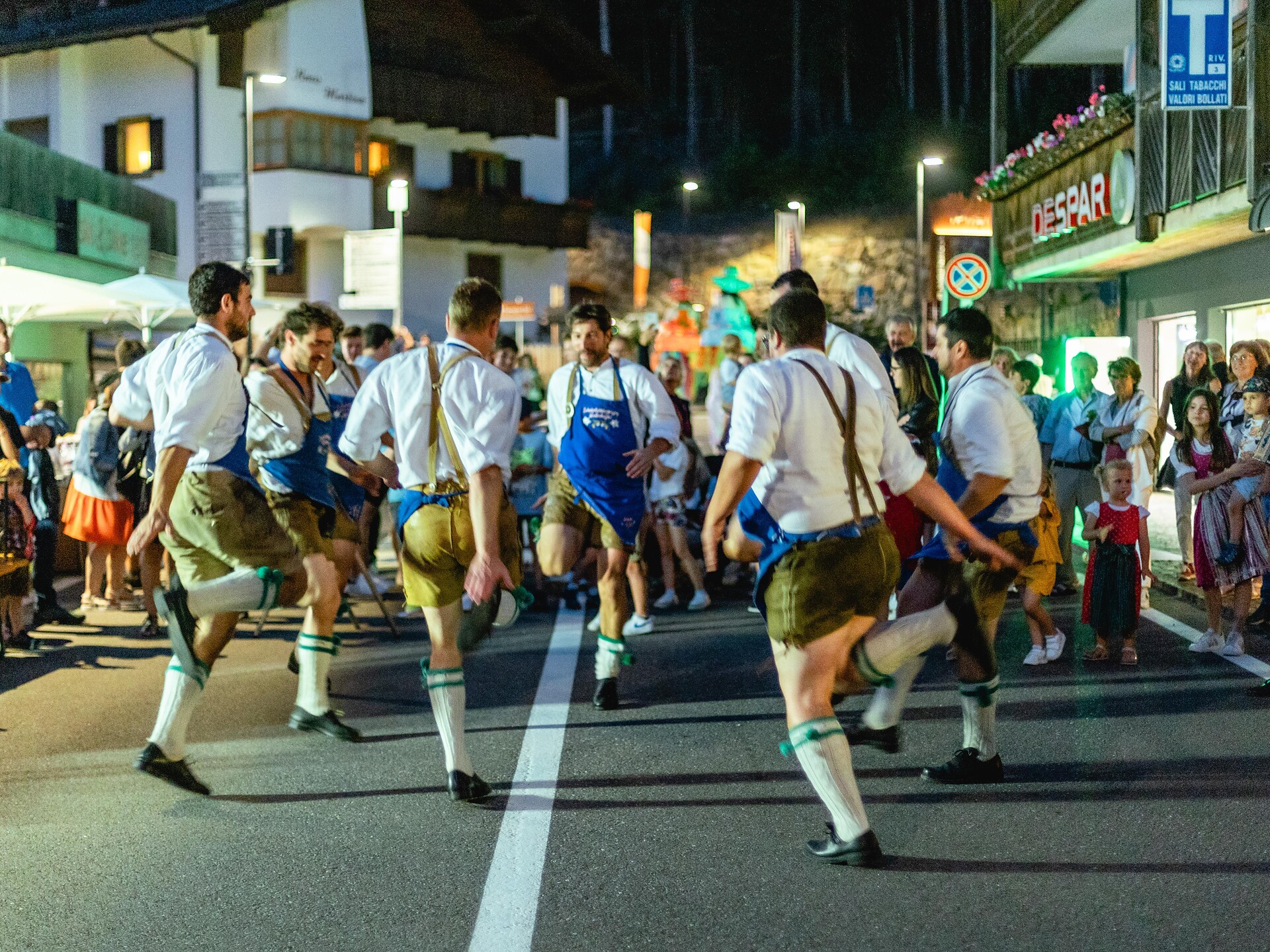 Sommernächte in Eggen - Musikkapelle, Volkstanz & Schuhplattler - Dolomitenregion Eggental - #2 - suedtirol.info
