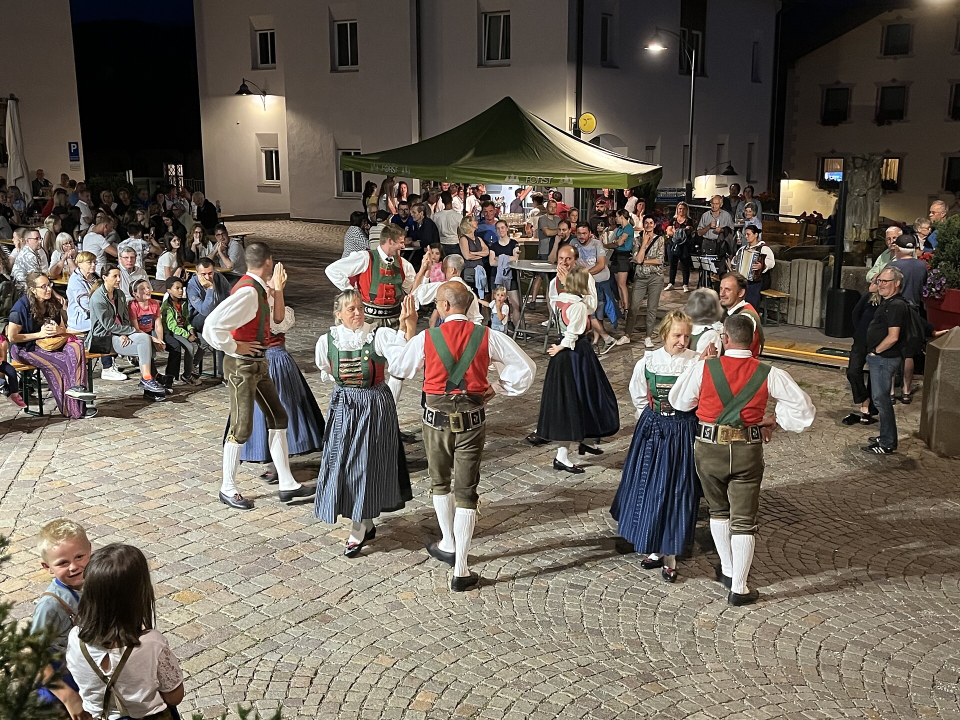 Sommernächte in Eggen - Musikkapelle, Volkstanz & Schuhplattler - Dolomitenregion Eggental - #1 - suedtirol.info