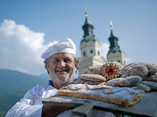 South Tyrolean bread and strudel market Brixen/Bressanone 1 suedtirol.info
