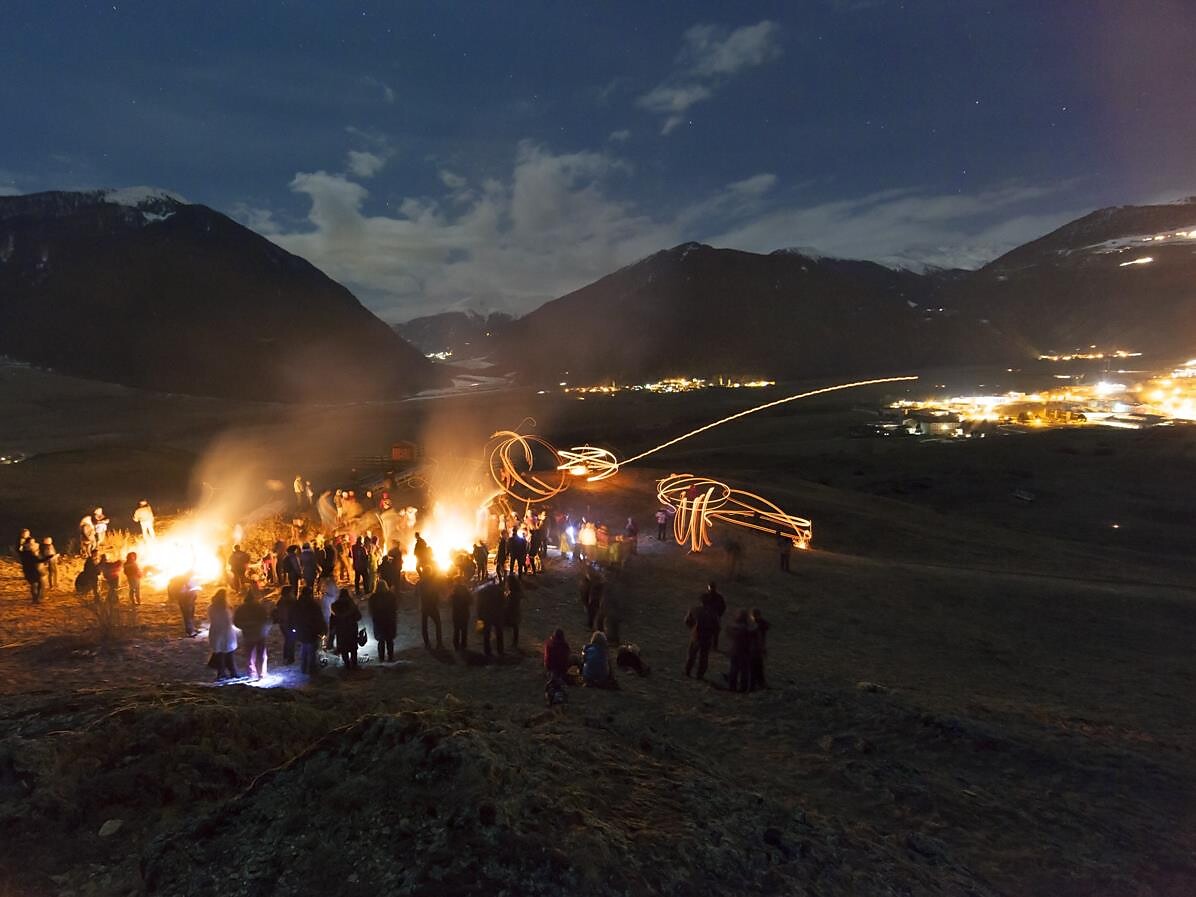 Scheibenschlagen - Disk Flinging in the Upper Venosta Valley - Vinschgau/Val Venosta - #3 - suedtirol.info