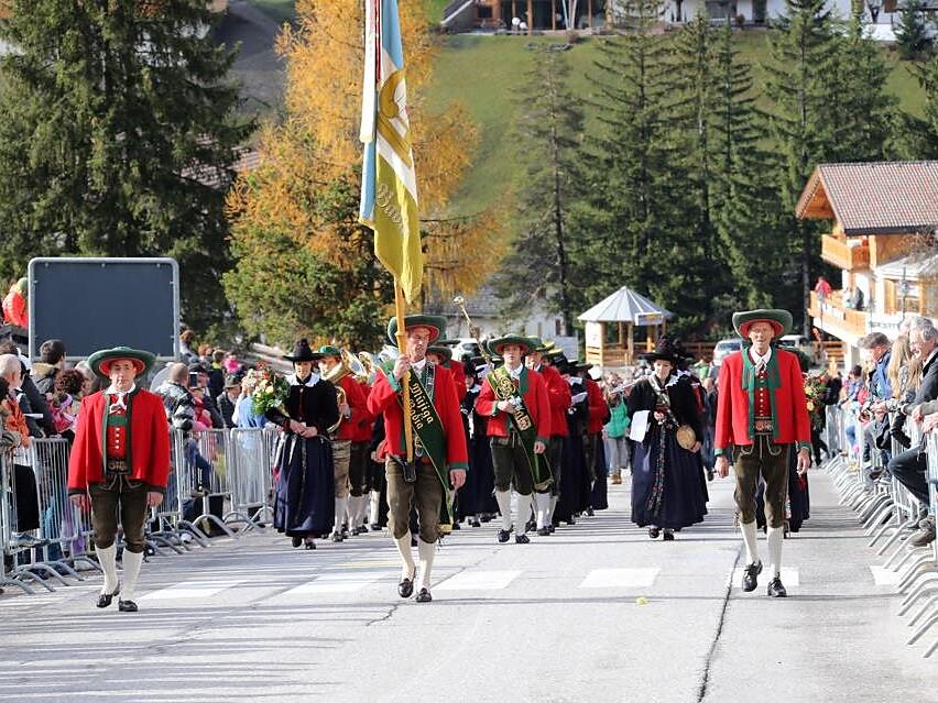 Soné fora por paisc - Musikklänge durch das Dorf Badia 3 suedtirol.info