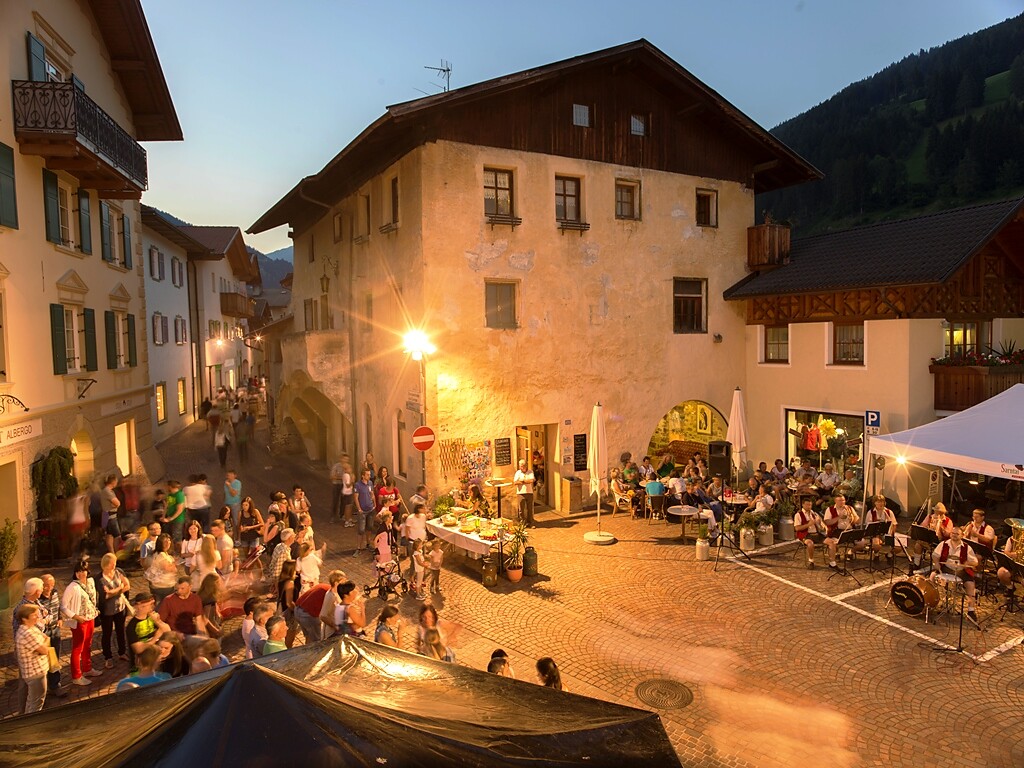 "Sarner Virwitzmitte", the shopping evening at Sarentino Village Sarntal/Sarentino 1 suedtirol.info