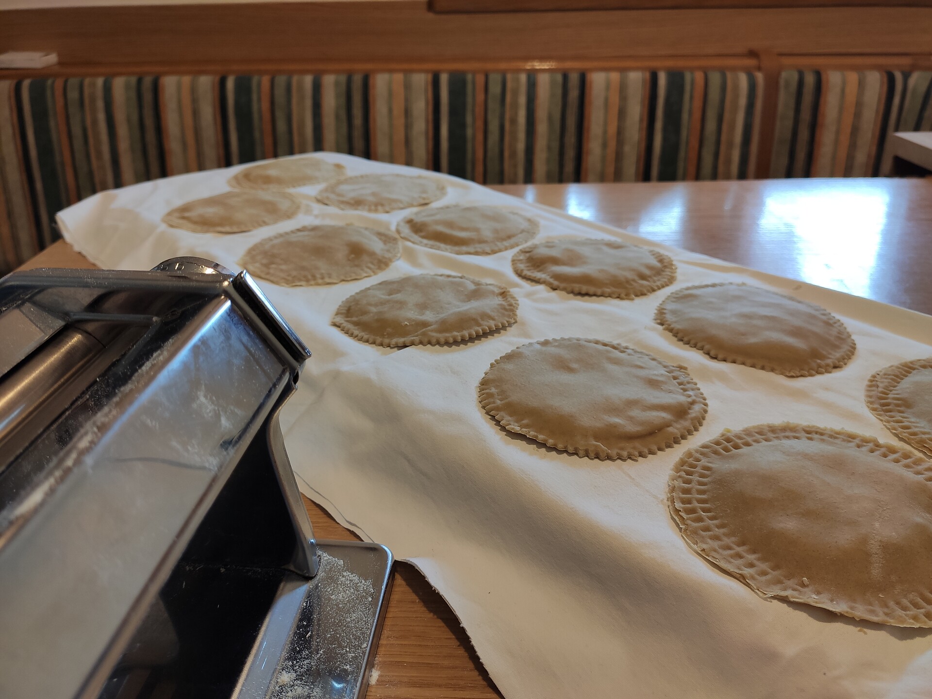 Slow Food Travel - Tirteln zubereiten mit Bäuerin Veronika - Dolomitenregion Villnösstal - #3 - suedtirol.info