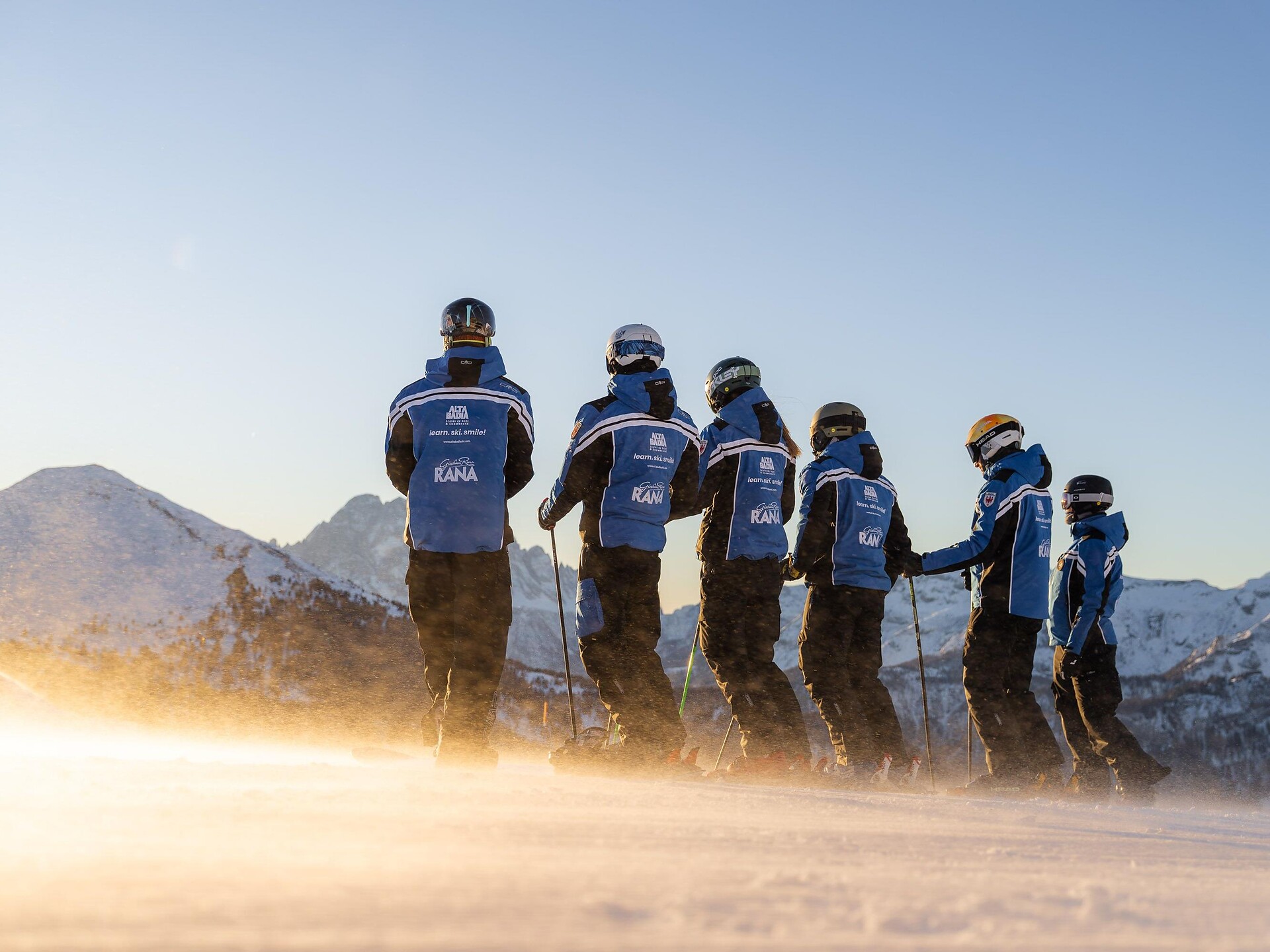 Show sön i schi - Ski show della Scuola Sci & Snowboard San Cassiano - Regione dolomitica Alta Badia - #1 - suedtirol.info