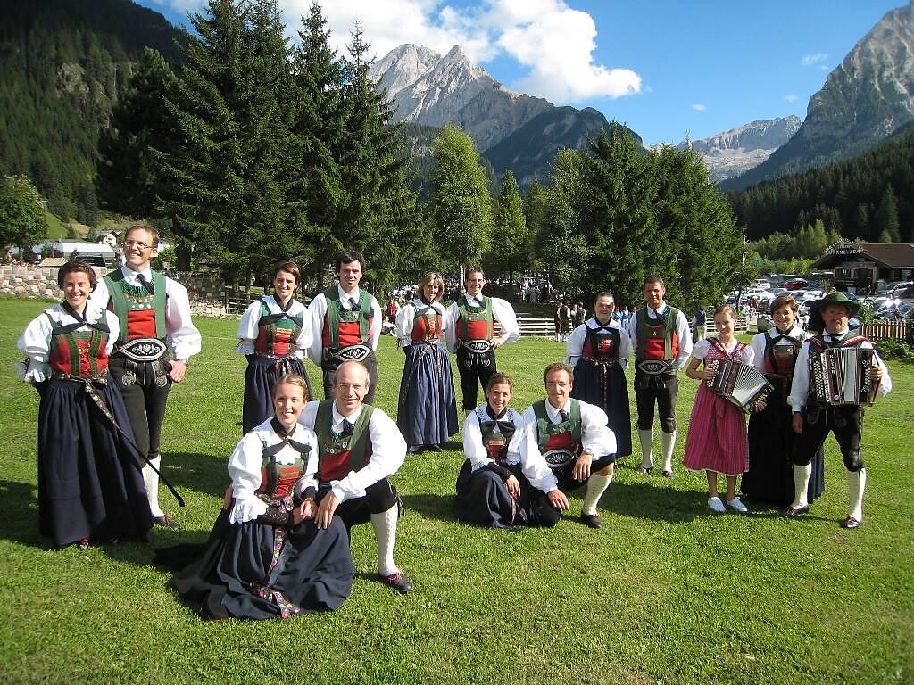 Sonns y tradiziuns - Folk evening - Dolomites Region Alta Badia - #2 - suedtirol.info