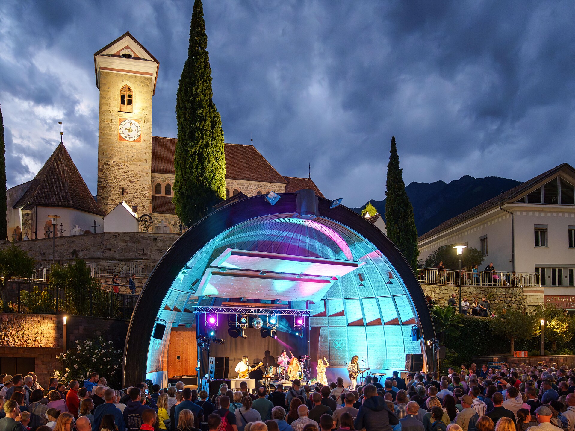 Summer evening with live music from "DiscoSpace" at Schenna Schenna/Scena 3 suedtirol.info