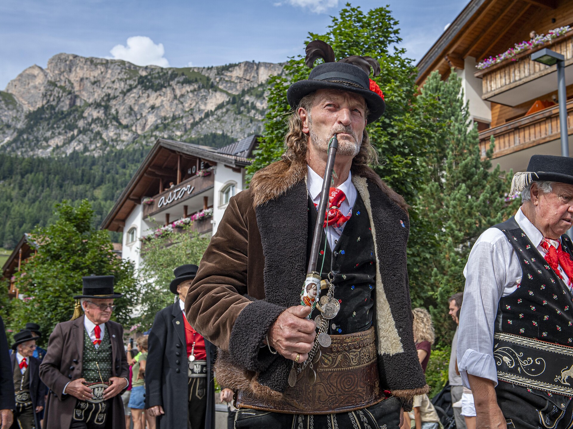 Corteo tradizionale delle associazioni di Selva Val Gardena - Regione dolomitica Val Gardena - #2 - suedtirol.info
