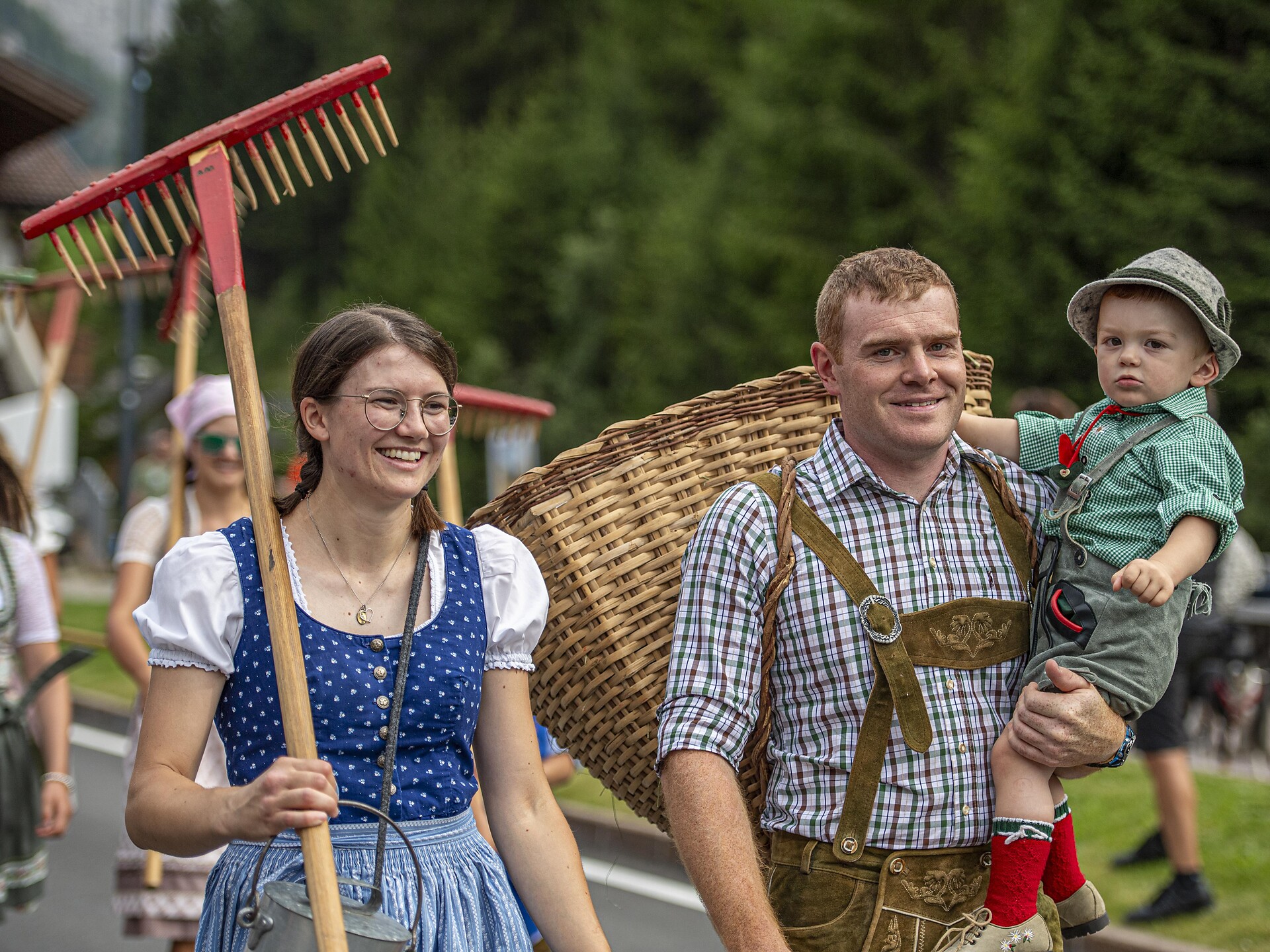 Corteo tradizionale delle associazioni di Selva Val Gardena - Regione dolomitica Val Gardena - #3 - suedtirol.info