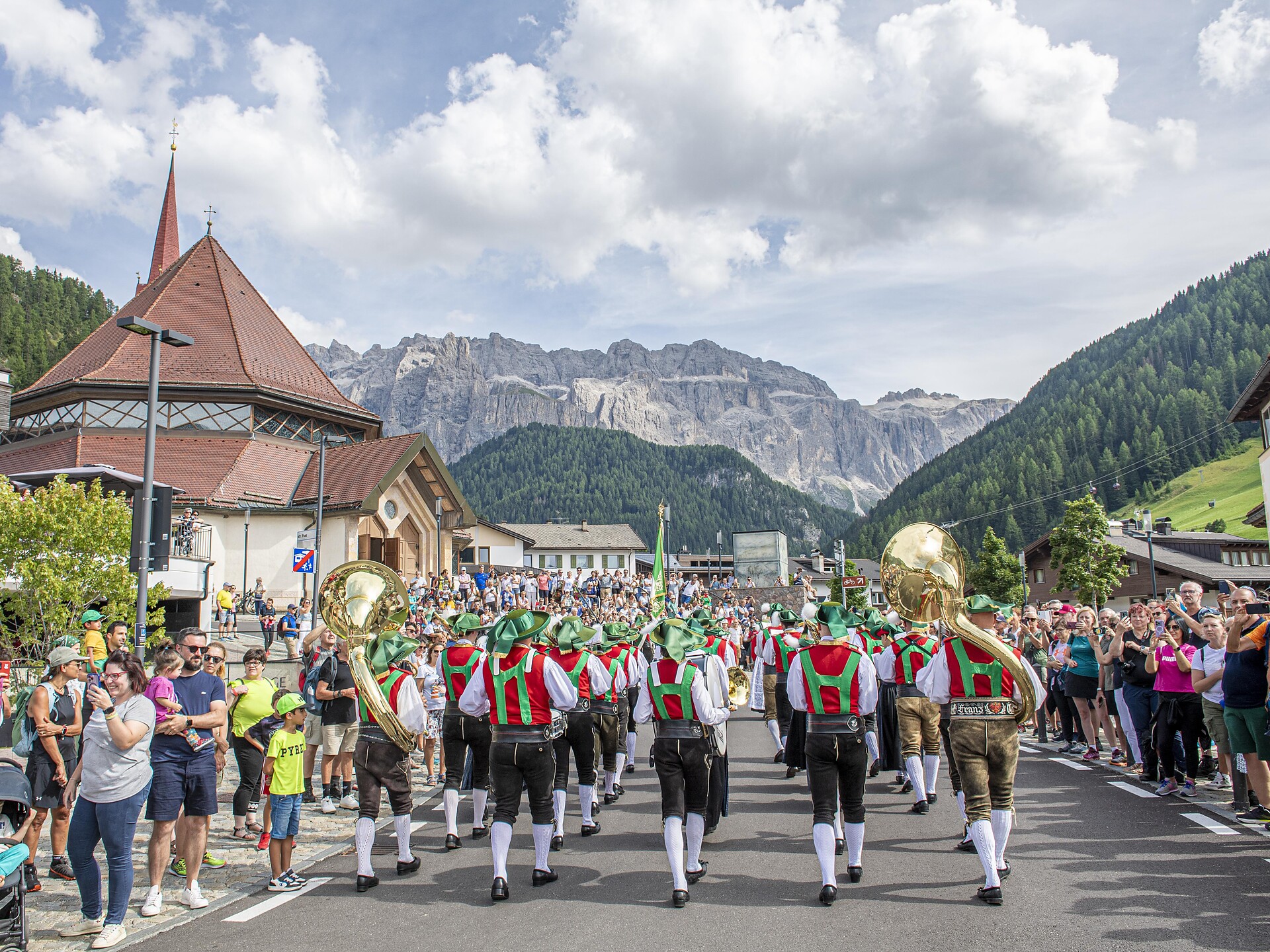 Corteo tradizionale delle associazioni di Selva Val Gardena - Regione dolomitica Val Gardena - #1 - suedtirol.info