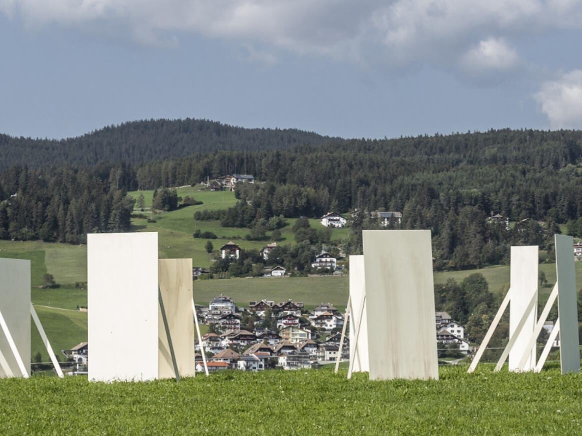 Transart Festival 2025 - Zehn Stangen Roman Signer - Bolzano e dintorni - #2 - suedtirol.info