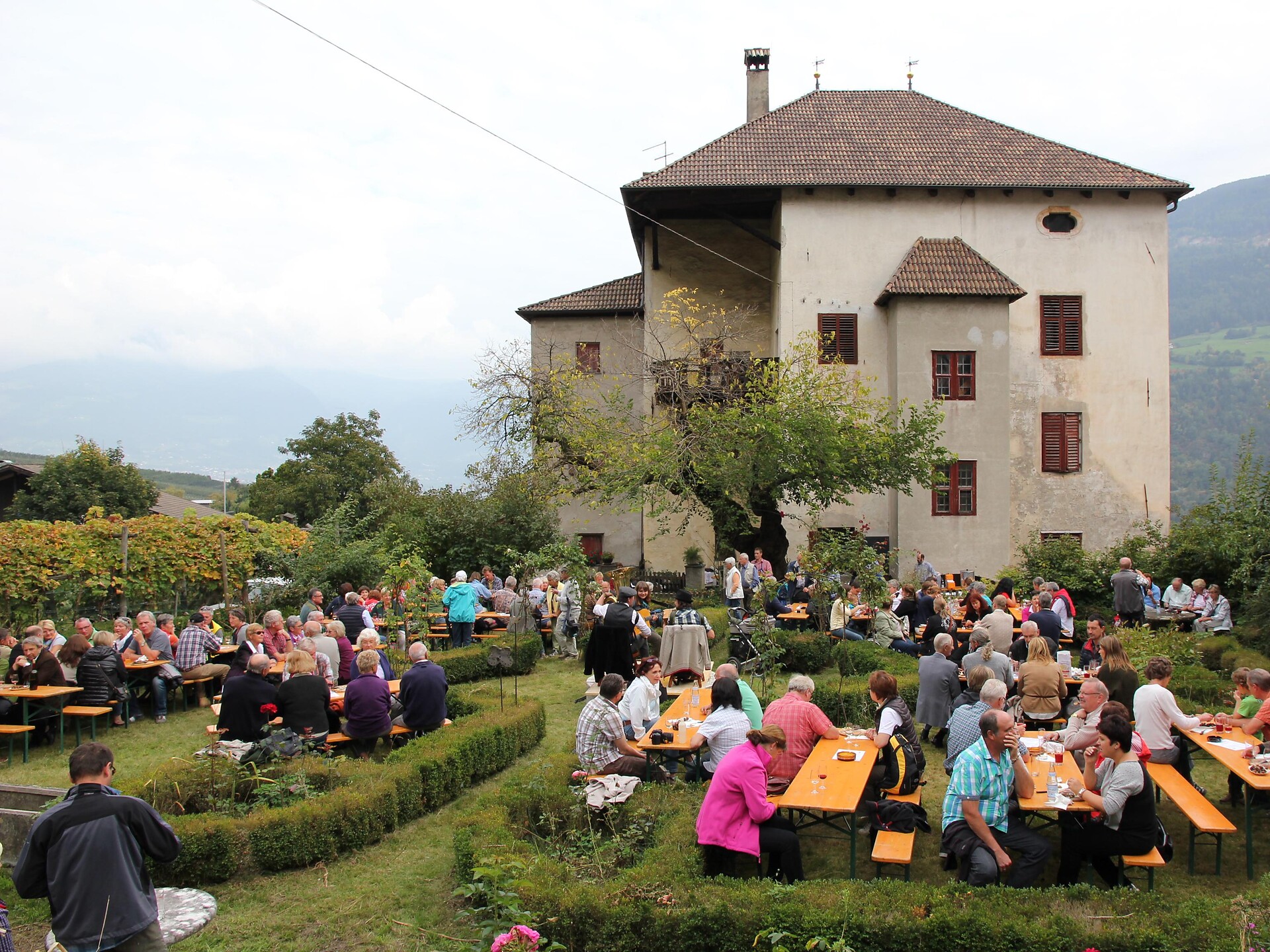 "Törggelen" - festival at the raised hide Gaudententurm Partschins/Parcines 3 suedtirol.info