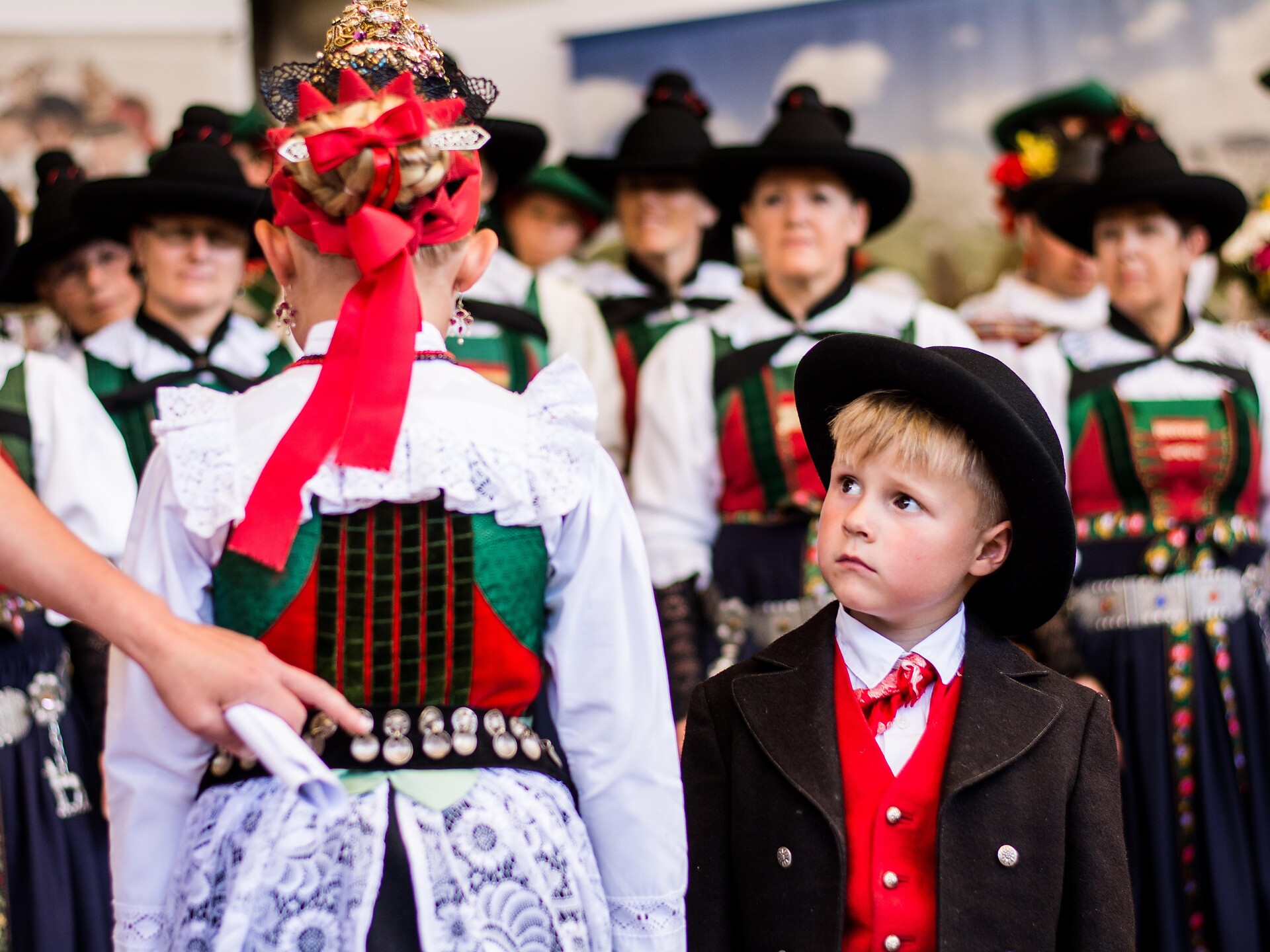Corteo nuziale con presentazione dei costumi della Val Gardena Santa Cristina Val Gardena 1 suedtirol.info