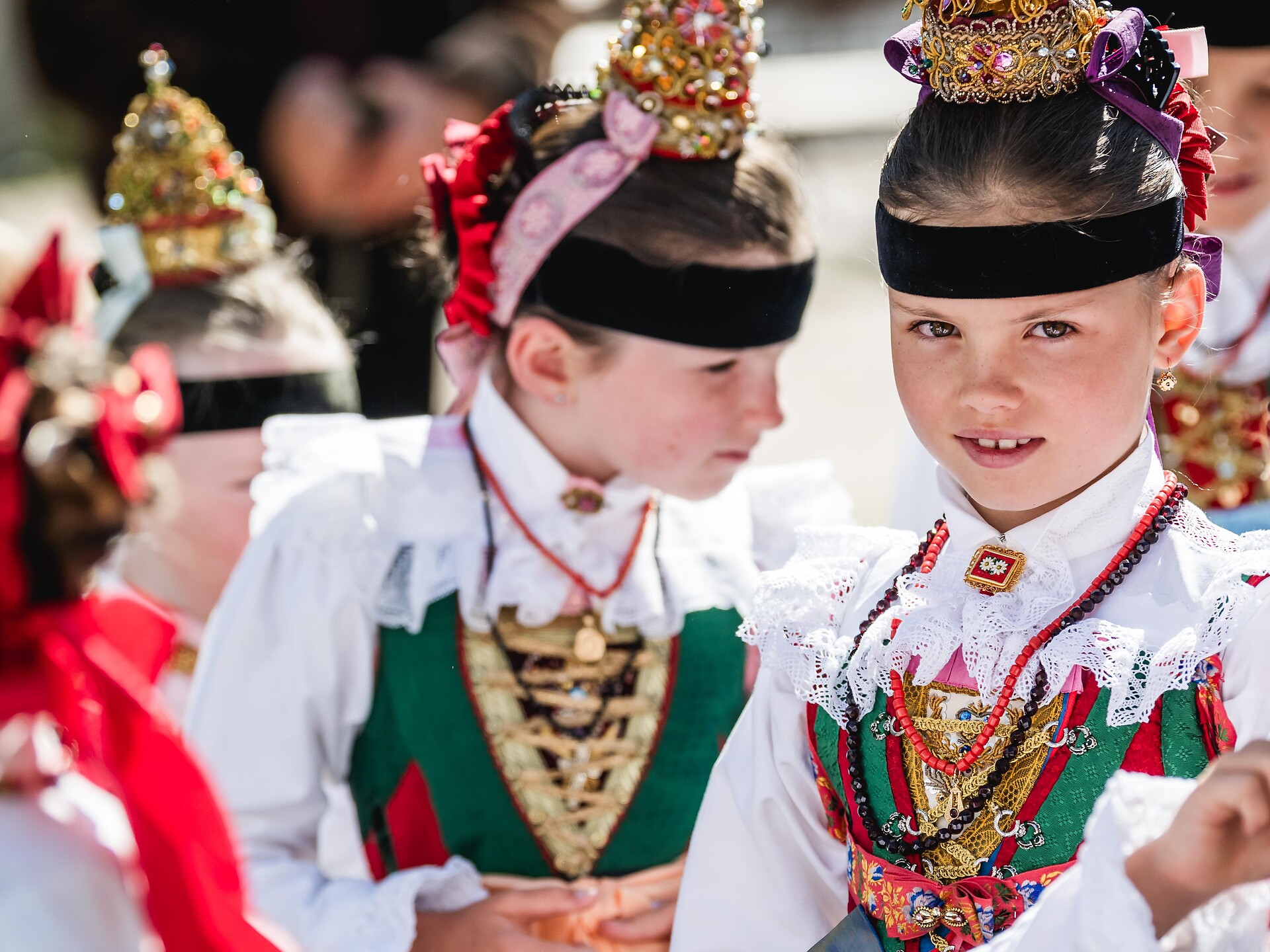 Corteo nuziale con presentazione dei costumi della Val Gardena Santa Cristina Val Gardena 2 suedtirol.info