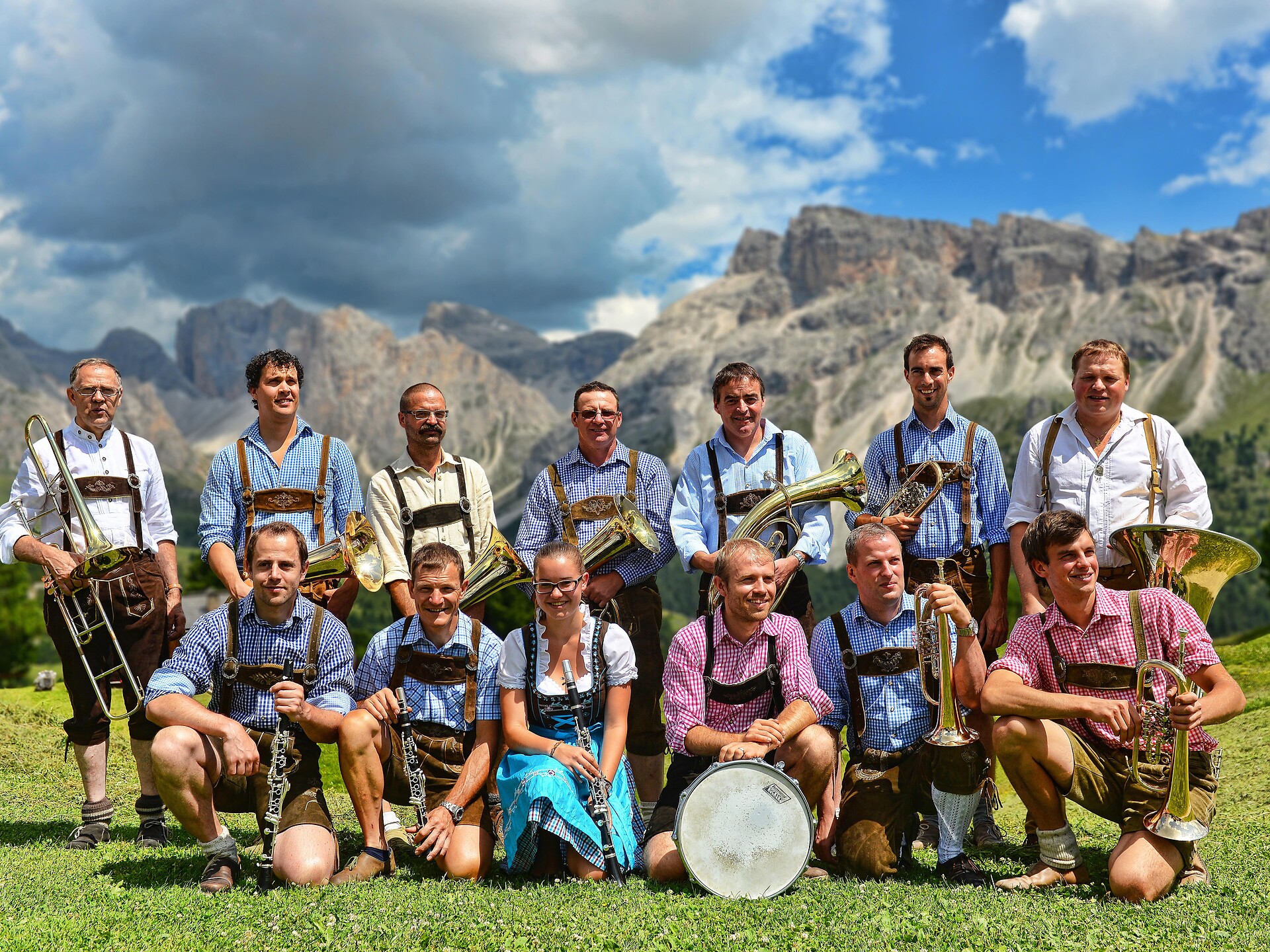 Corteo nuziale con presentazione dei costumi della Val Gardena Santa Cristina Val Gardena 3 suedtirol.info