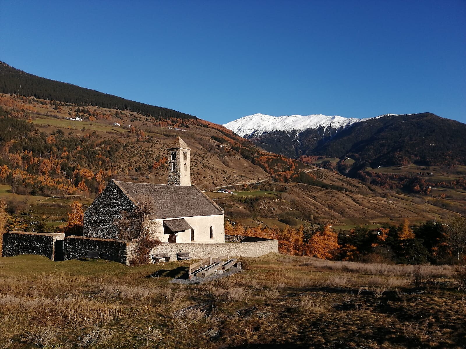 Giornate del romanico: Visita guidata - collina di Tarces e la chiesa di S. Vito - Val Venosta - #1 - suedtirol.info