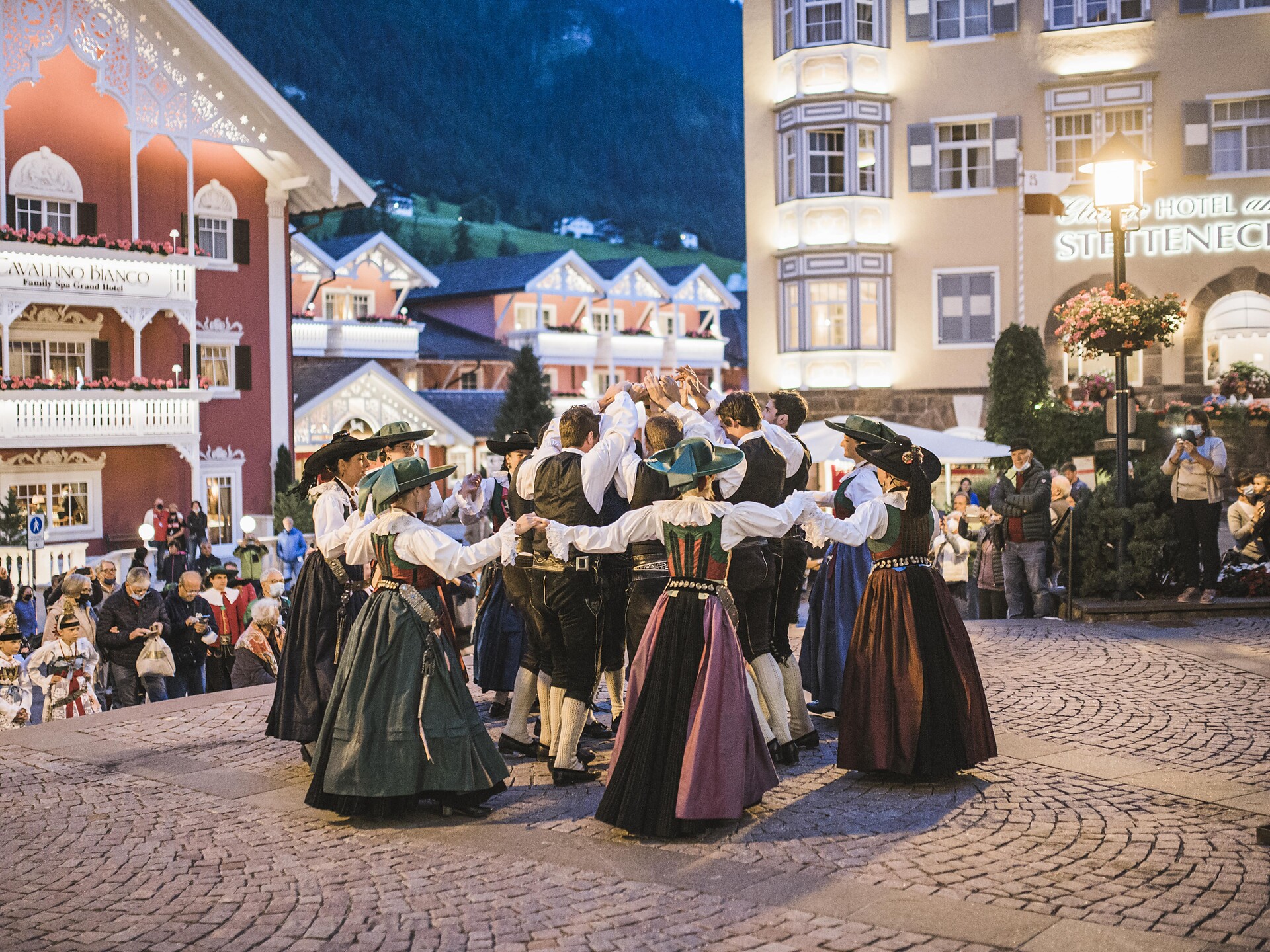 Traditions in Val Gardena - Folk dance group - Dolomites Region Val Gardena - #1 - suedtirol.info