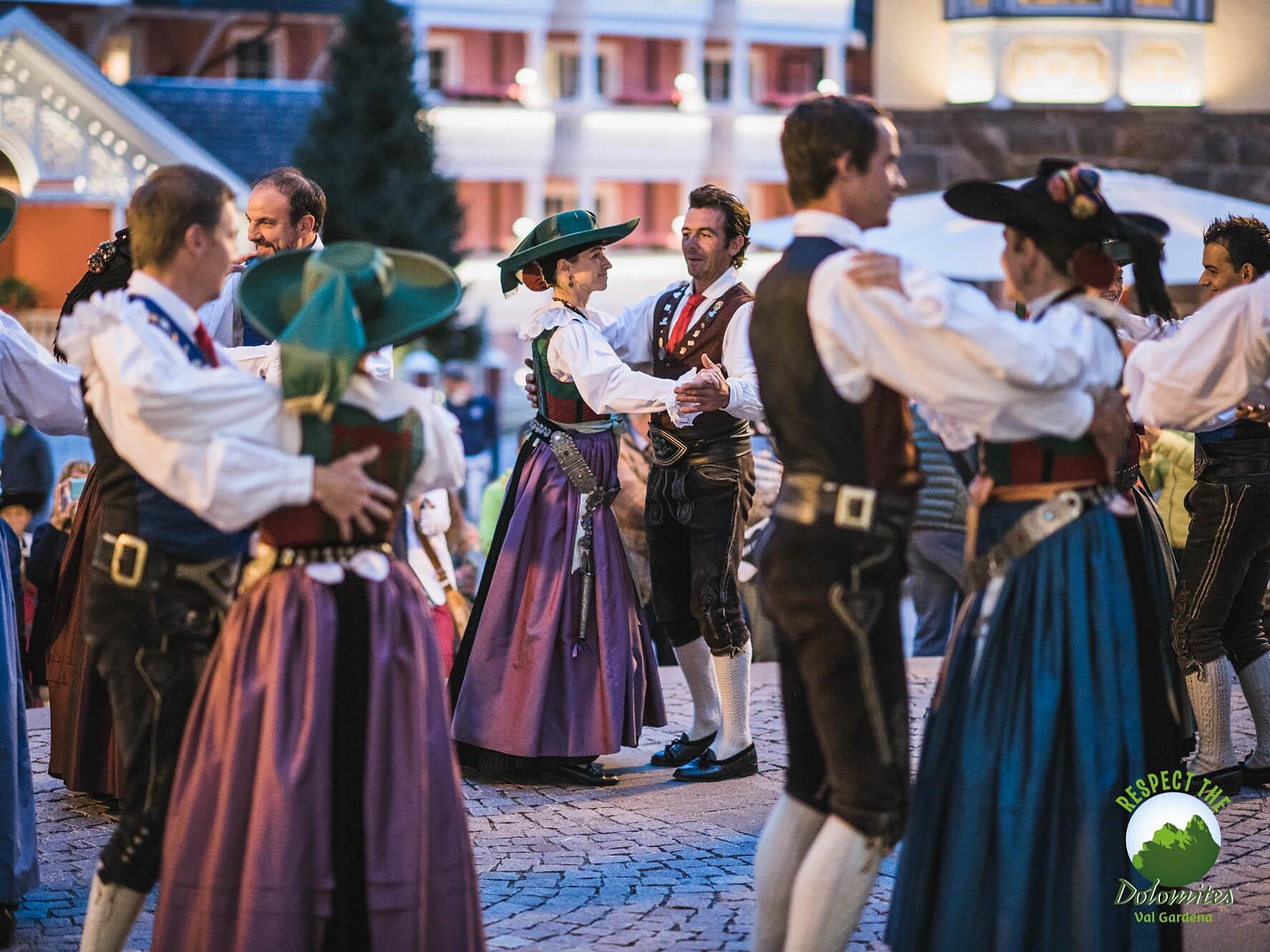 Ballo folcloristico a Ortisei - Regione dolomitica Val Gardena - #3 - suedtirol.info