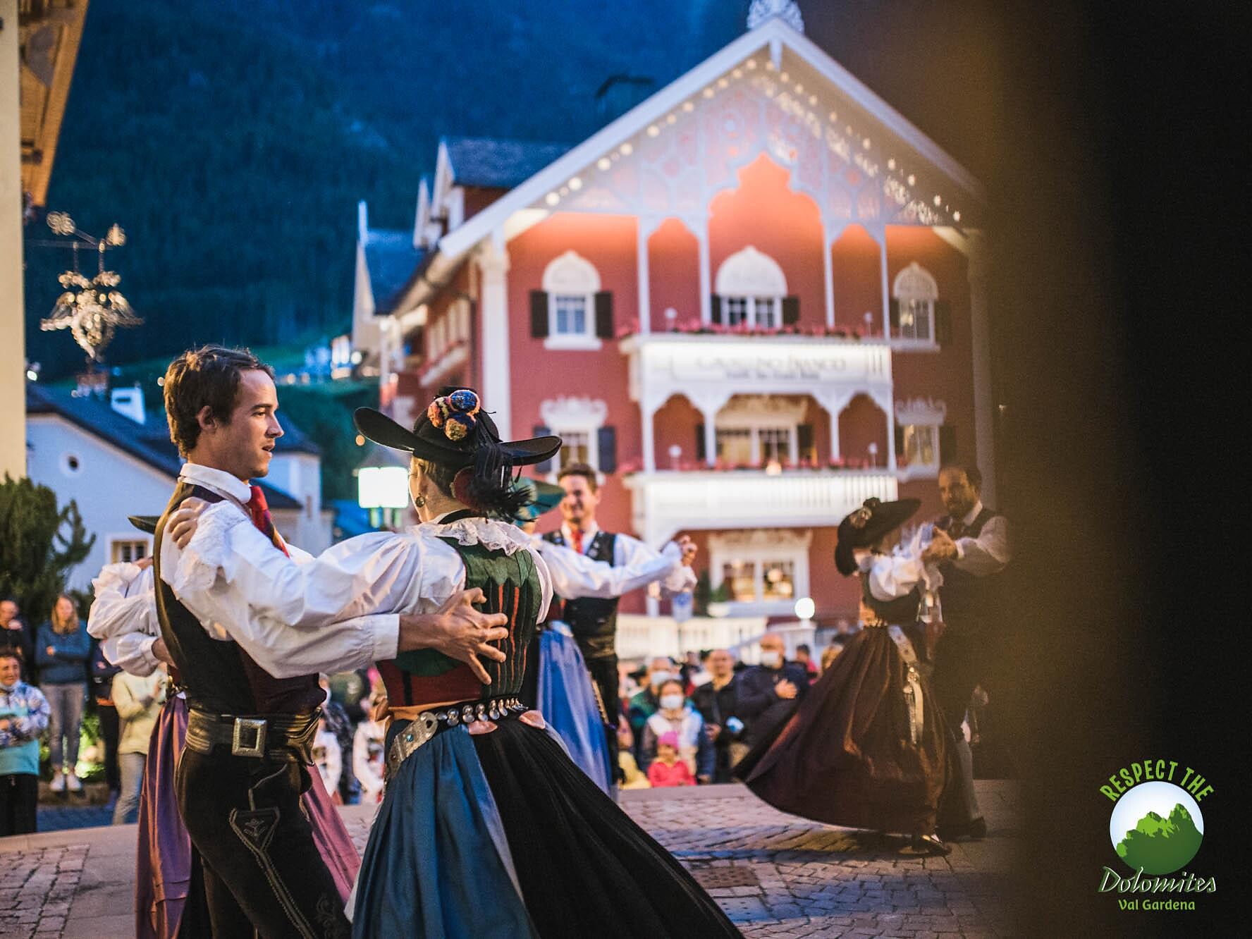 Ballo folcloristico a Ortisei - Regione dolomitica Val Gardena - #2 - suedtirol.info