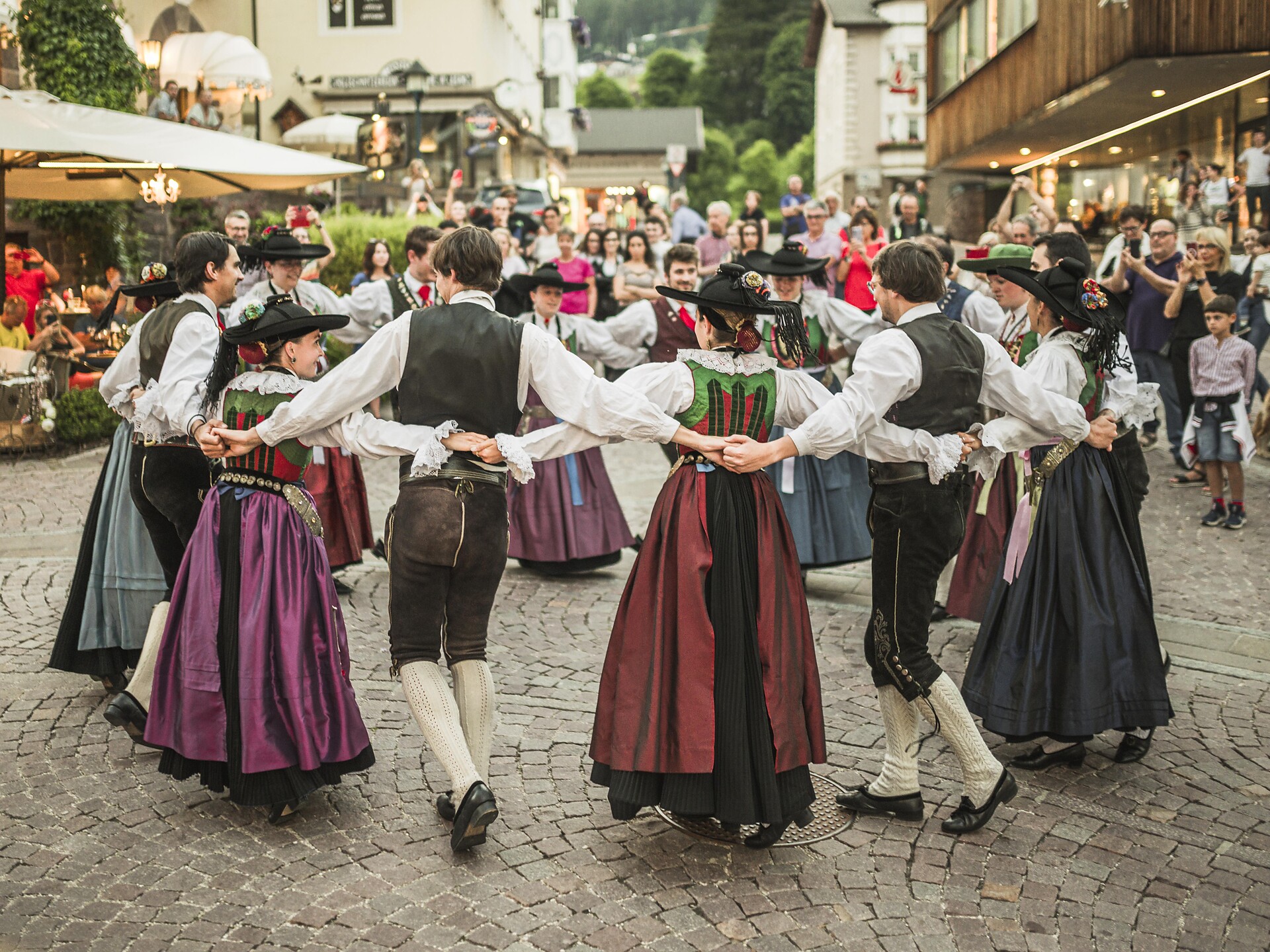 Ballo folcloristico a Ortisei - Regione dolomitica Val Gardena - #1 - suedtirol.info