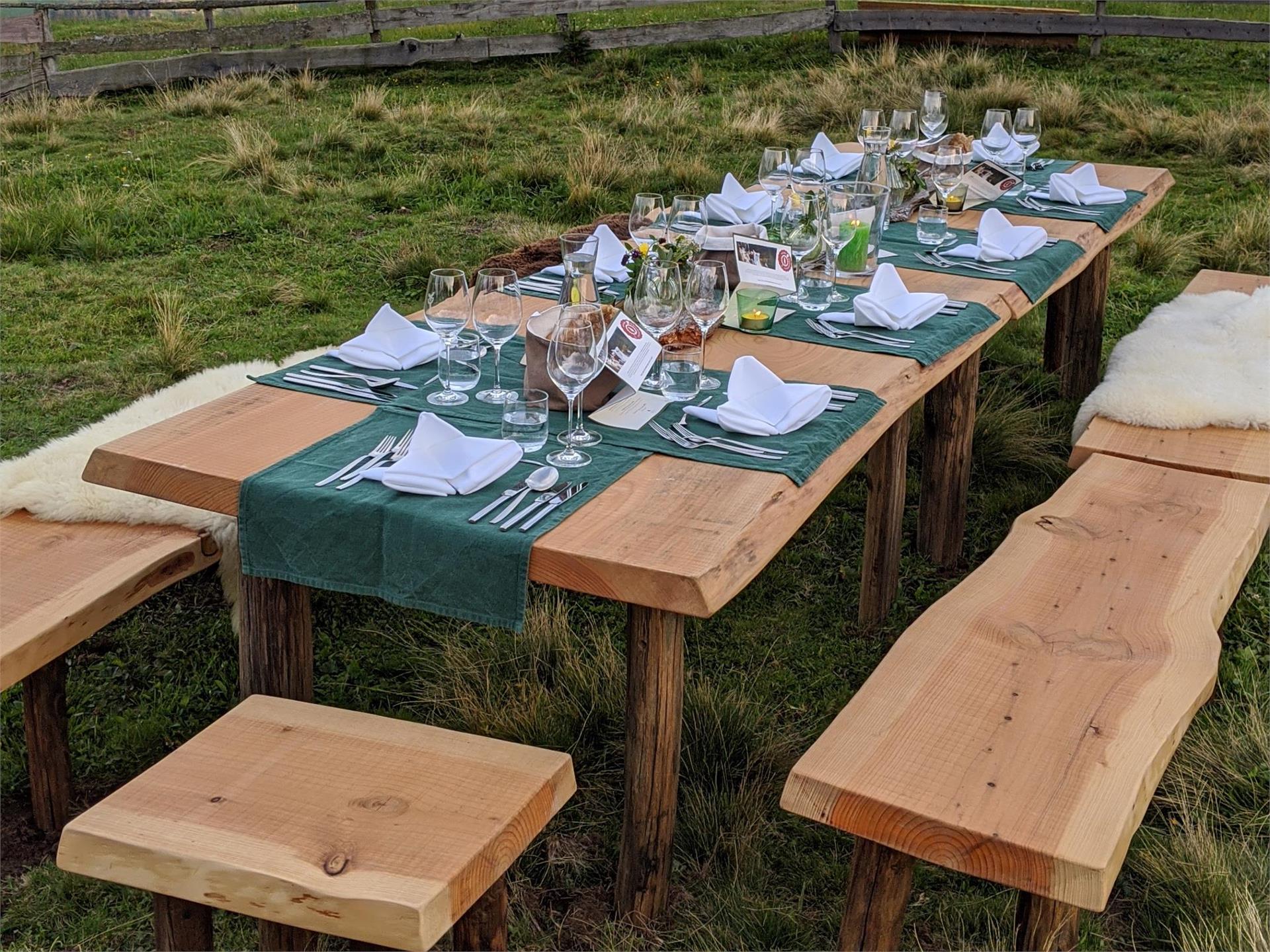 Tonis Töchter - Breakfast table in the meadows of the Mandlerhof Vöran/Verano 2 suedtirol.info