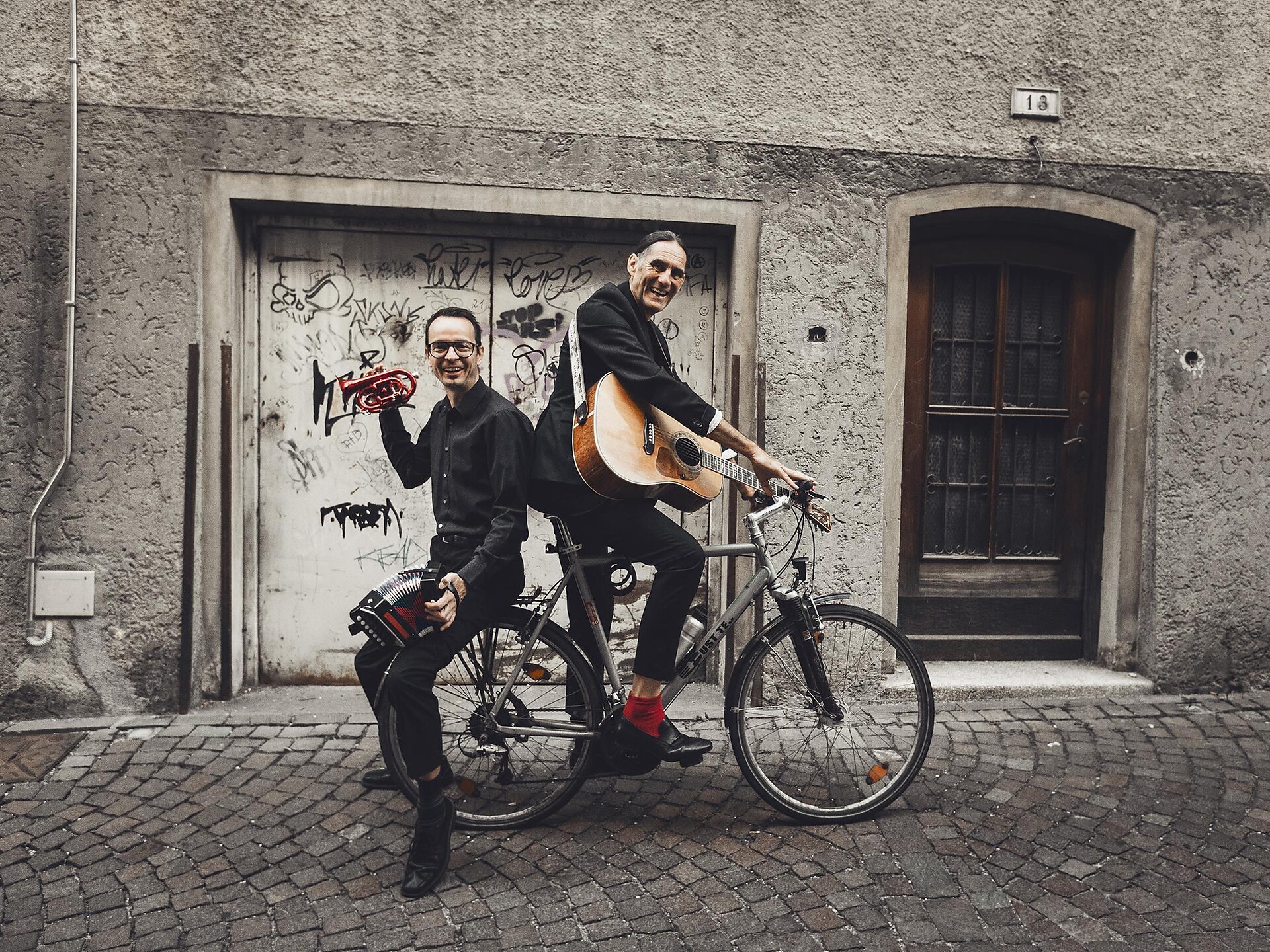 Theater & Musik im Stadttheater - "Wir sind gekommen euch zum Spaß" - Dolomitenregion Kronplatz - #1 - suedtirol.info